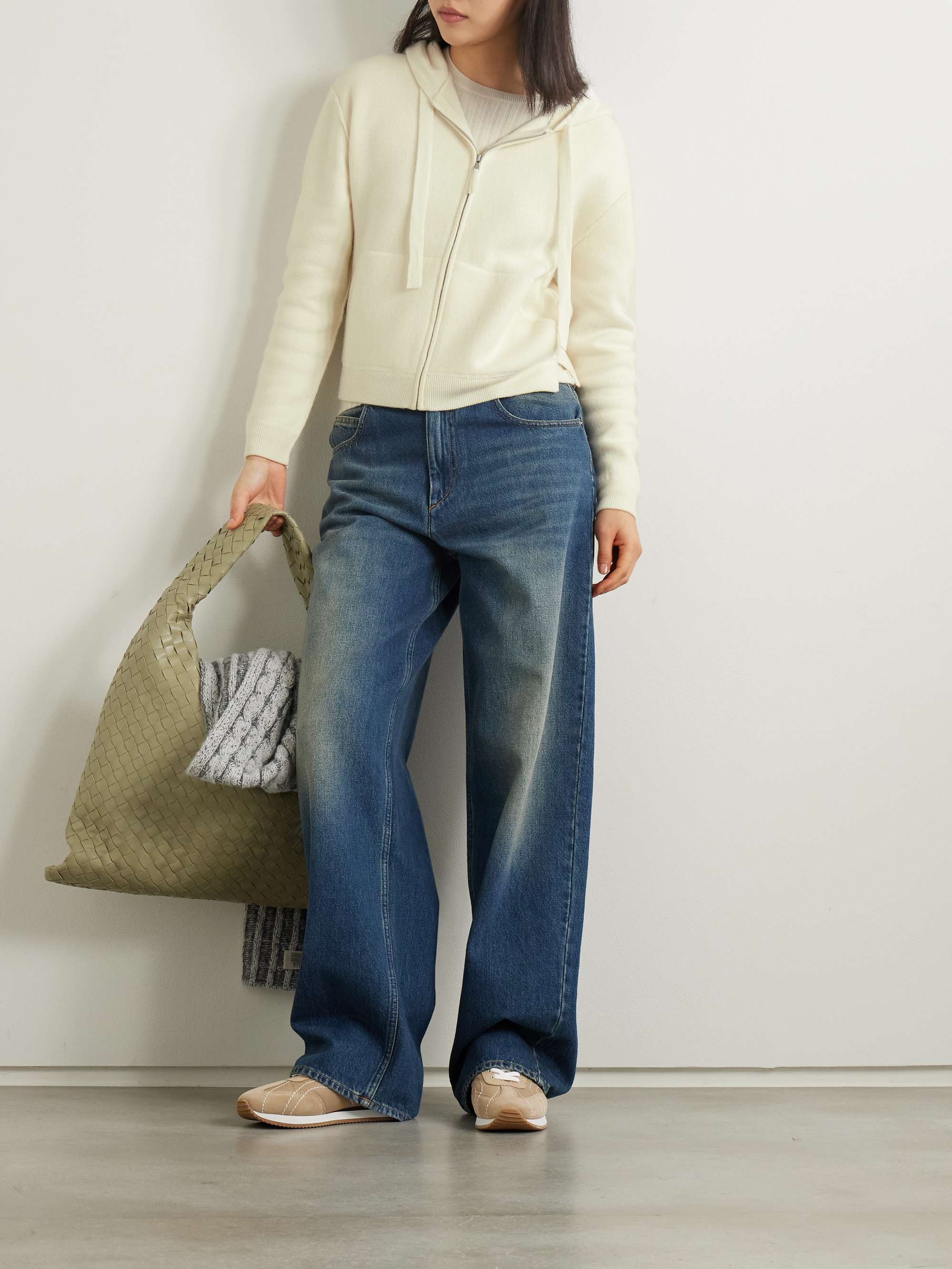 ALLUDE 
