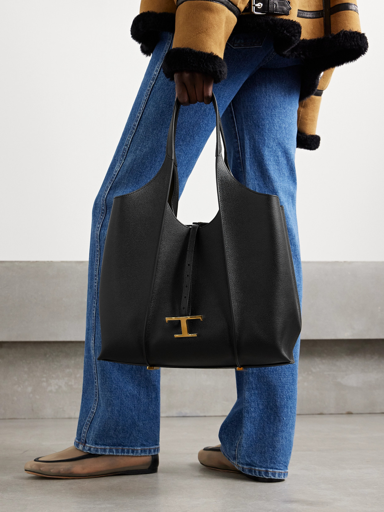Shop Tod's Large Textured-leather Shoulder Bag In Black