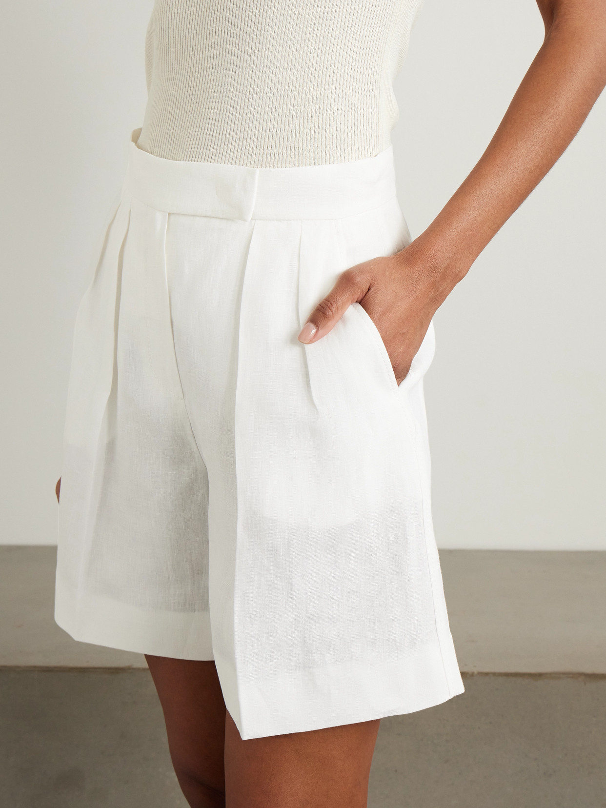 Max Mara Dindy Pleated Linen Straight-leg Shorts In White