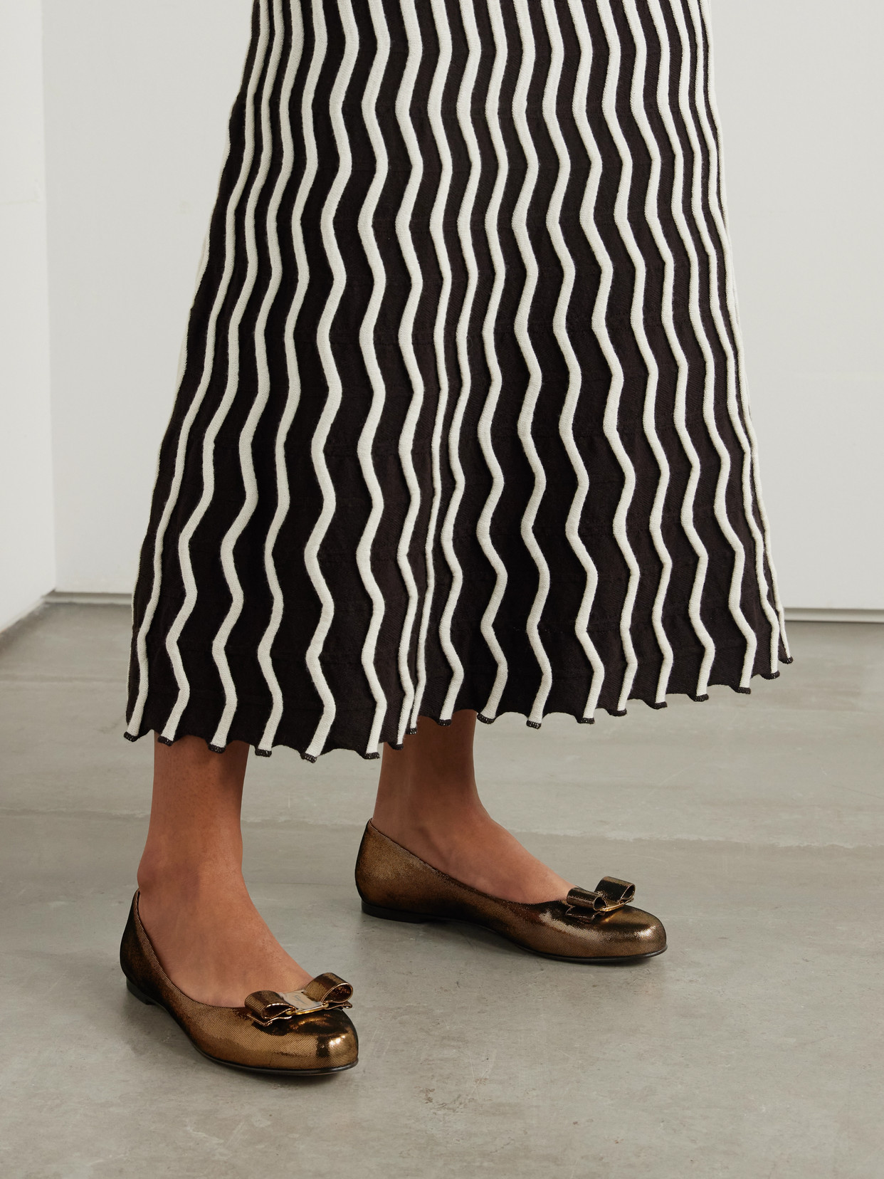 Ferragamo Varina Bow-embellished Lamé Ballet Flats In Brown