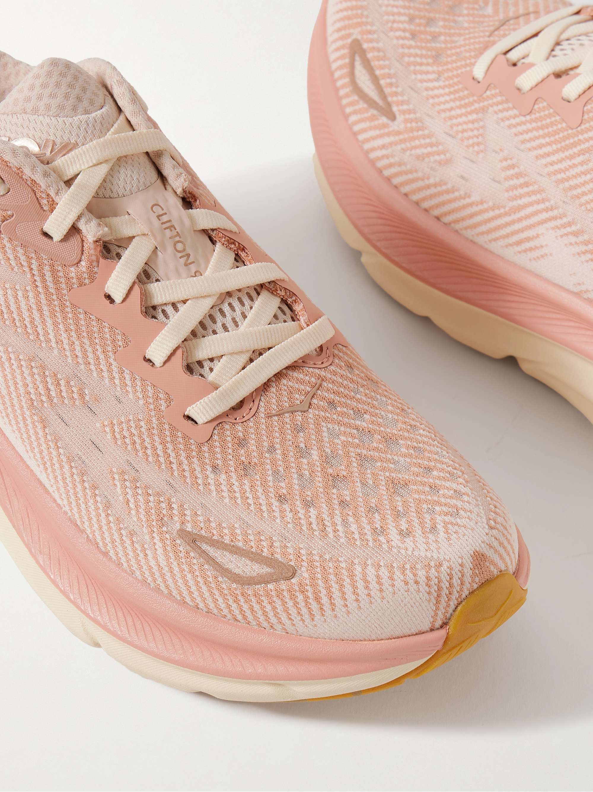 HOKA ONE ONE 