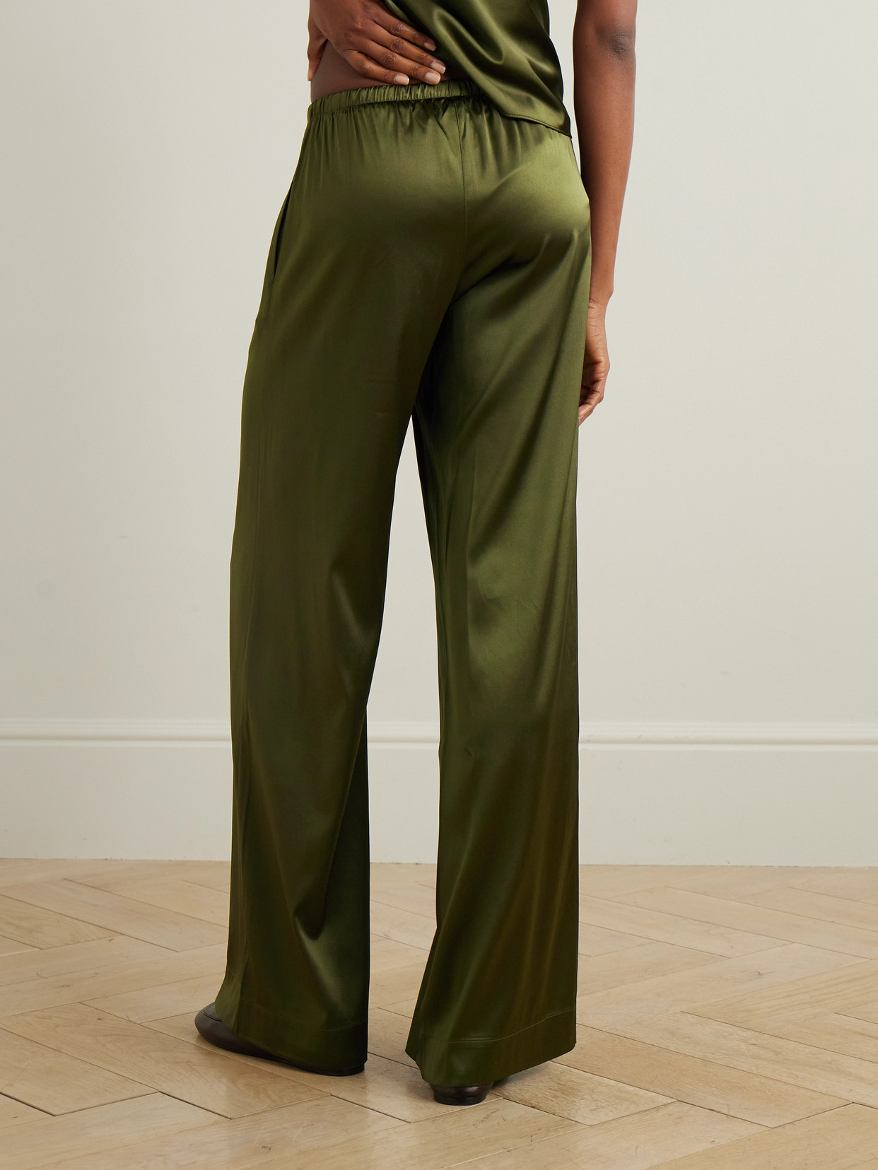 Éterne Brody Silk-blend Satin Wide-leg Pants In Green