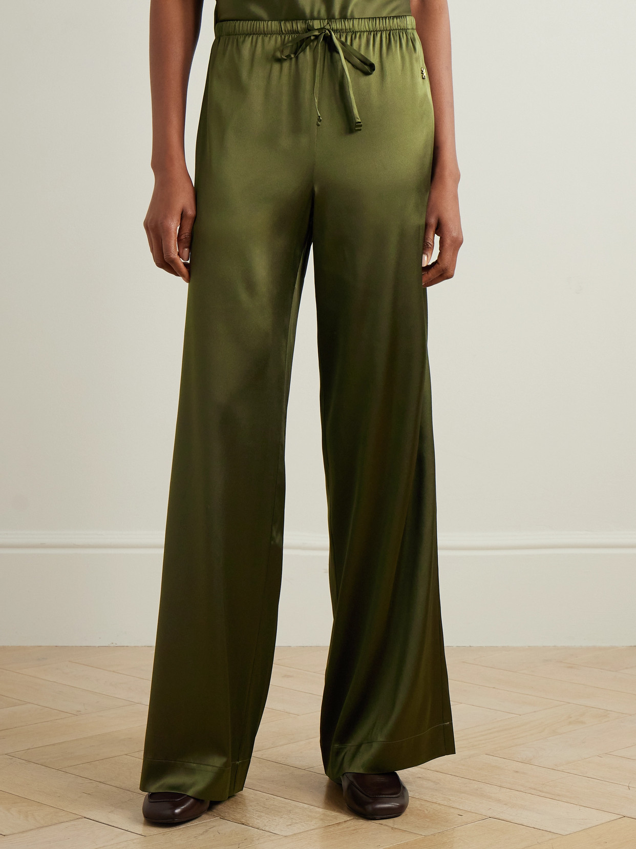 Éterne Brody Silk-blend Satin Wide-leg Pants In Green