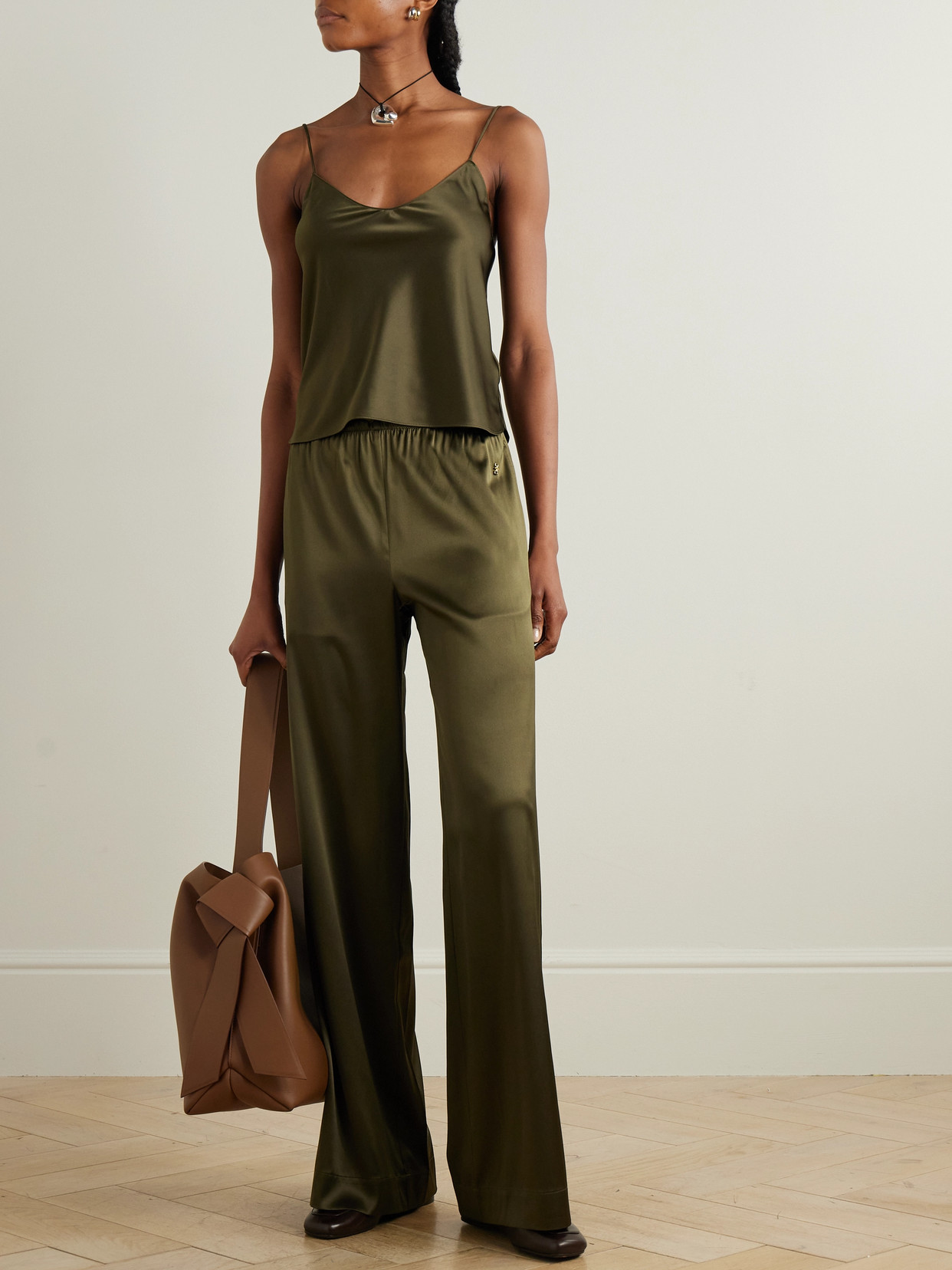 Éterne Brody Silk-blend Satin Wide-leg Pants In Green