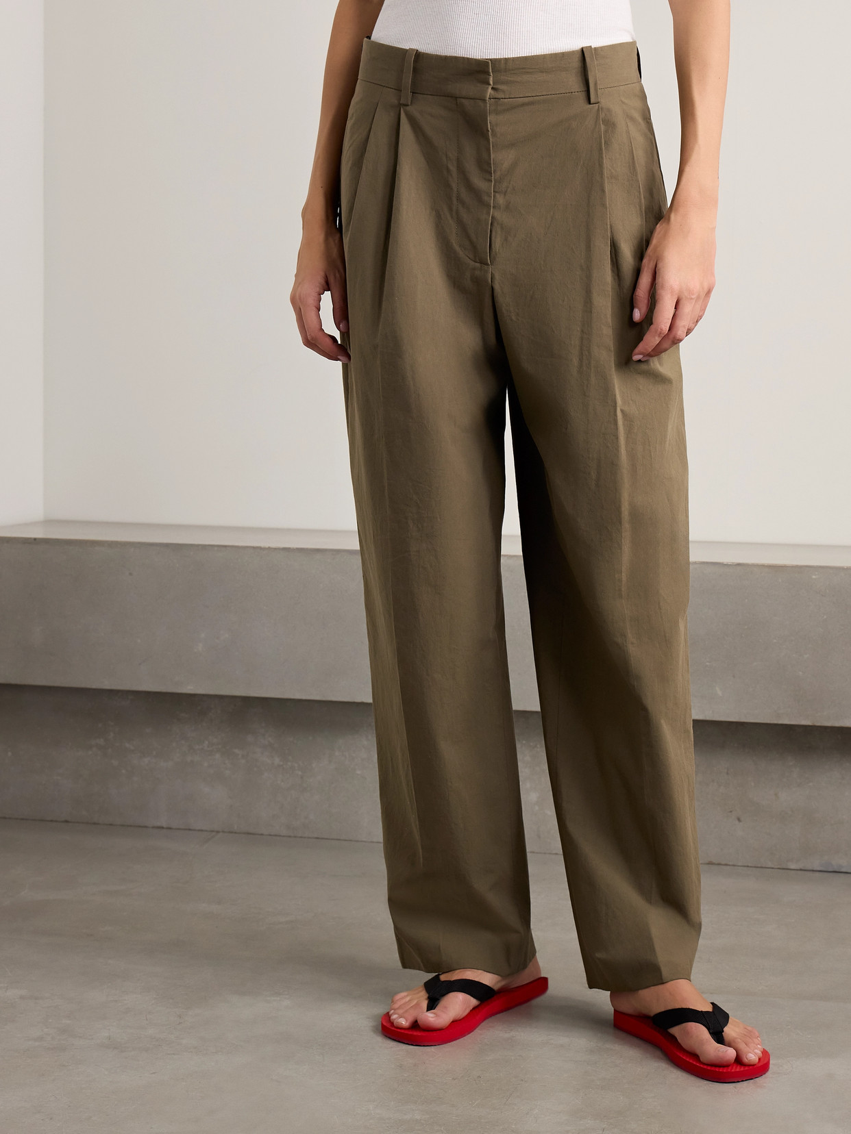 The Row Lilas Pleated Wool-blend Tapered Pants In Green