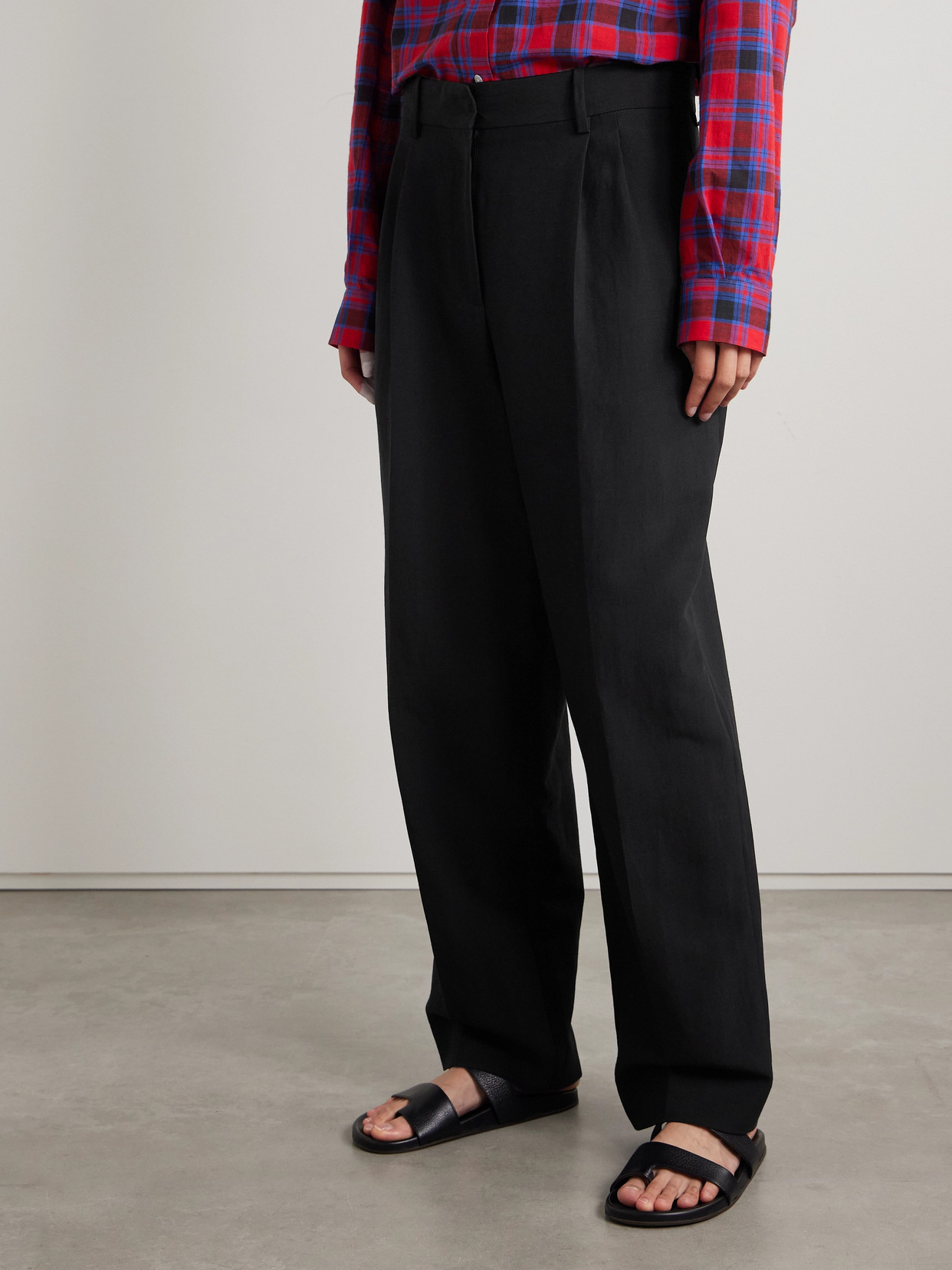 The Row Lilas Pleated Wool-blend Twill Tapered Pants In Black