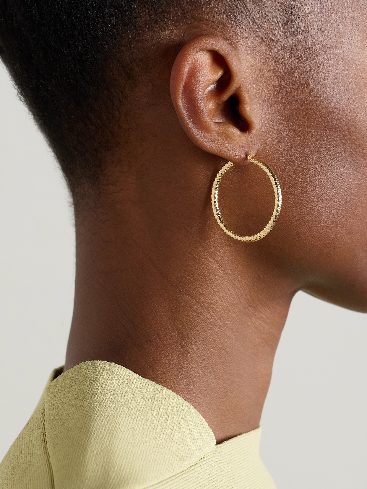 Stone And Strand Bold Sparkle Medium 14-karat Gold Hoop Earrings In Gold