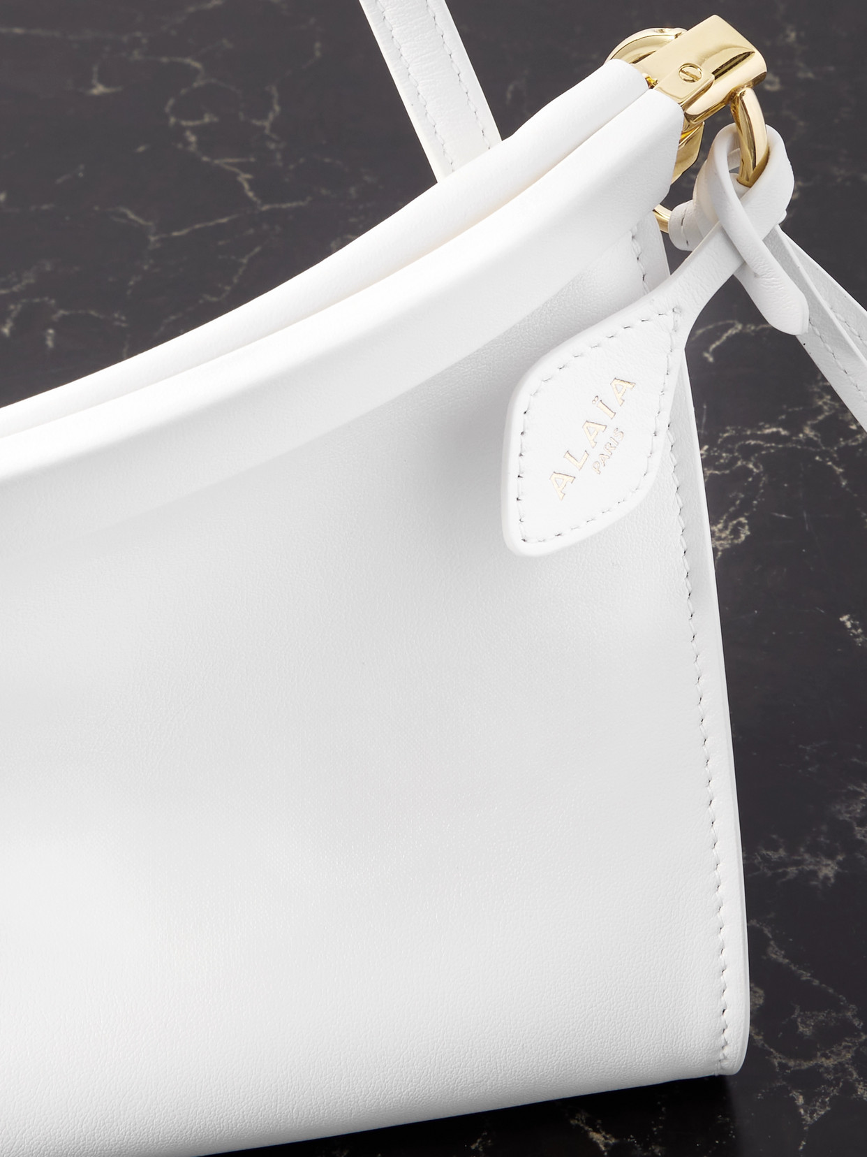 Alaïa Click E/w Medium Leather Shoulder Bag In White
