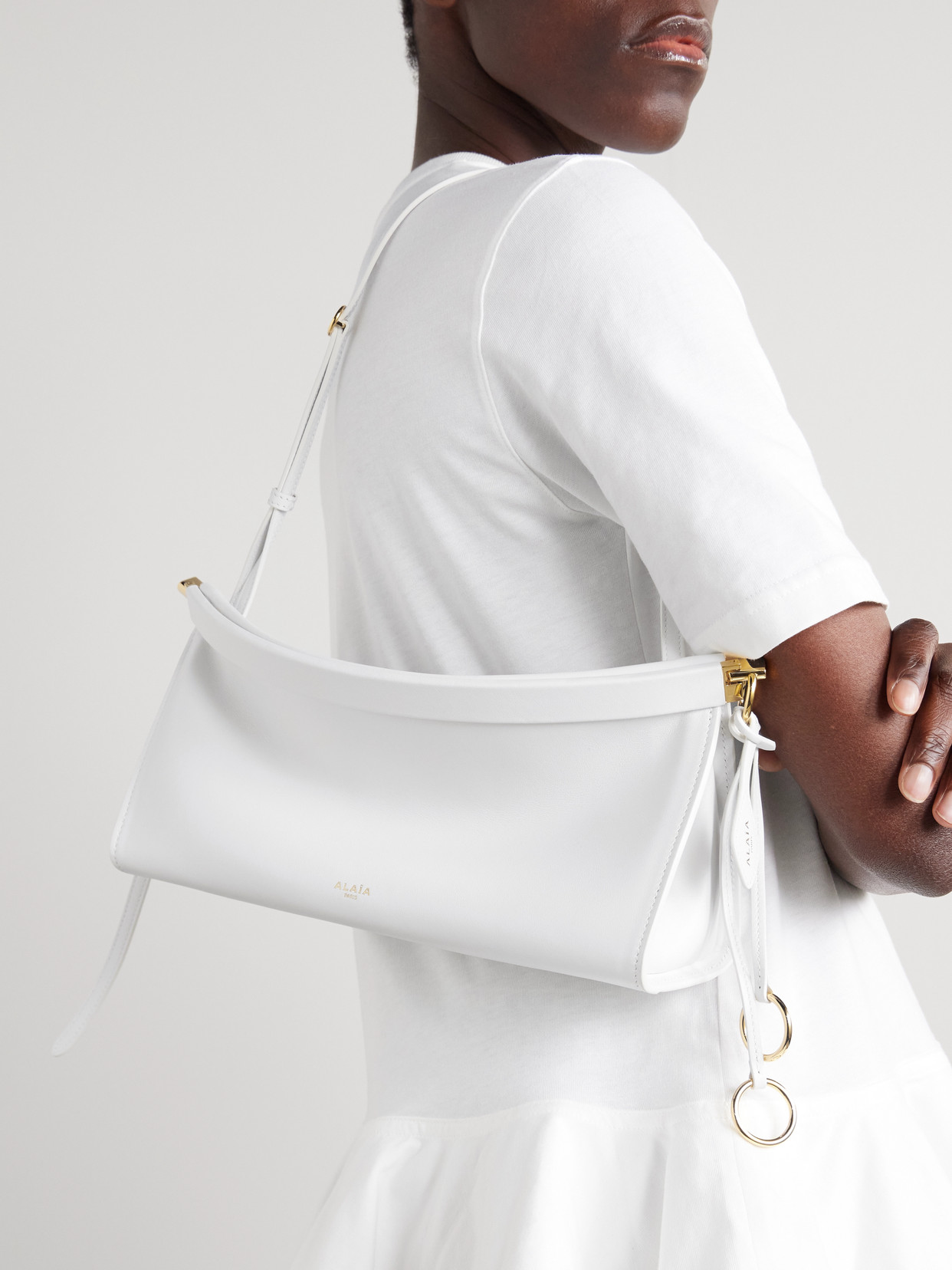 Alaïa Click E/w Medium Leather Shoulder Bag In White