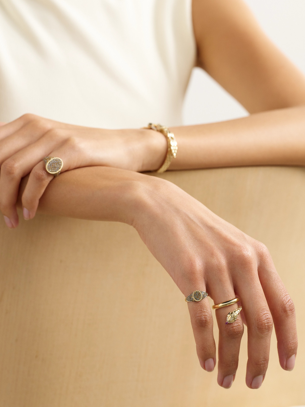 YVONNE LÉON BABY CHEVALIÈRE OVALE 9-KARAT GOLD, DIAMOND AND CITRINE SIGNET RING