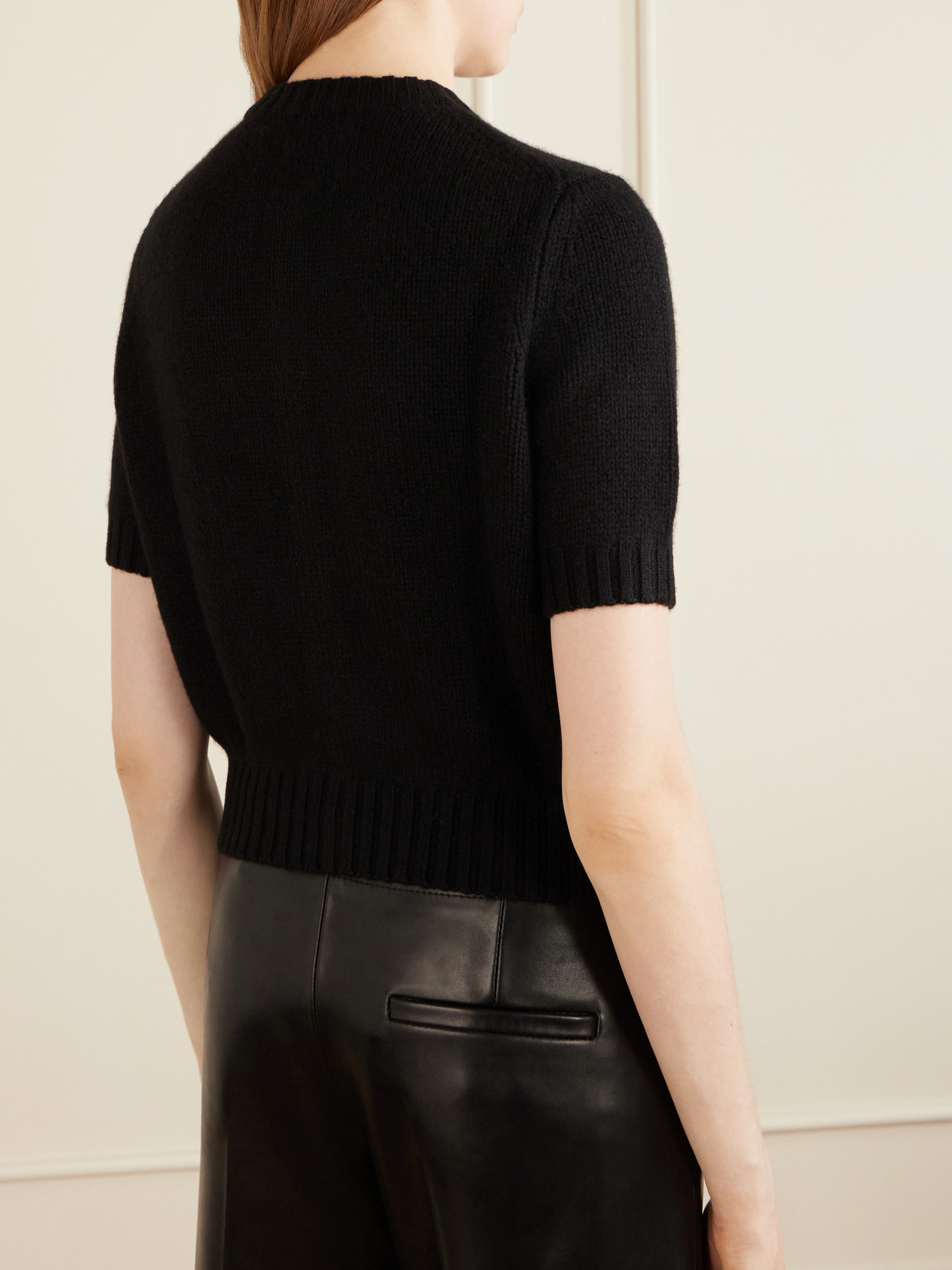 Khaite The Nora Short Sleeve Cashmere Cardigan In Black