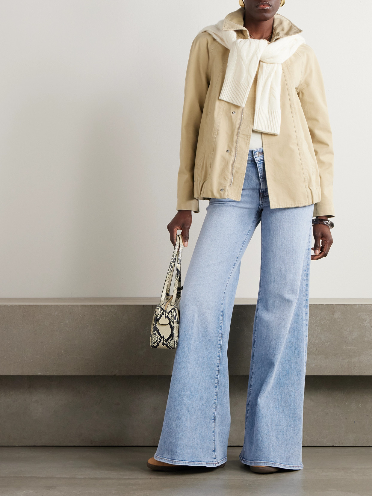 Frame Le Palazzo Mid-rise Flared Jeans In Blue