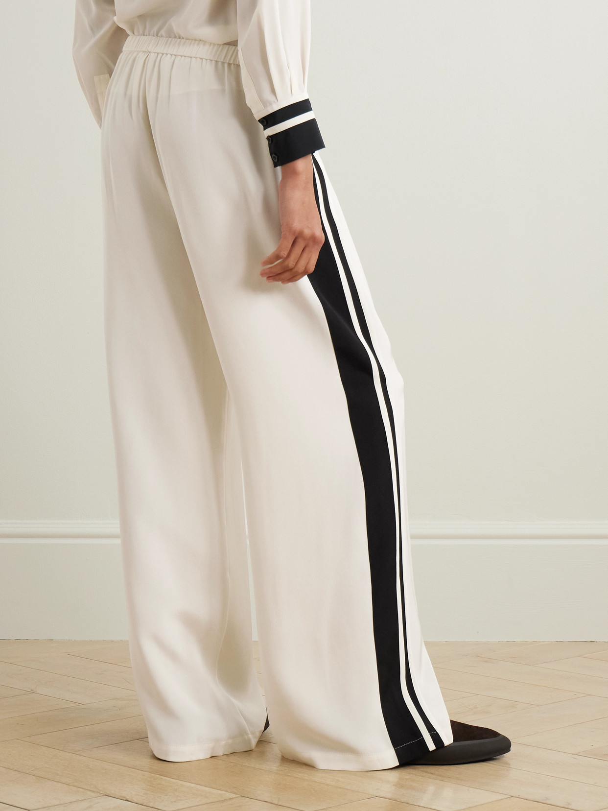 Frame The Silk Drawstring Lounge Pants In Cream