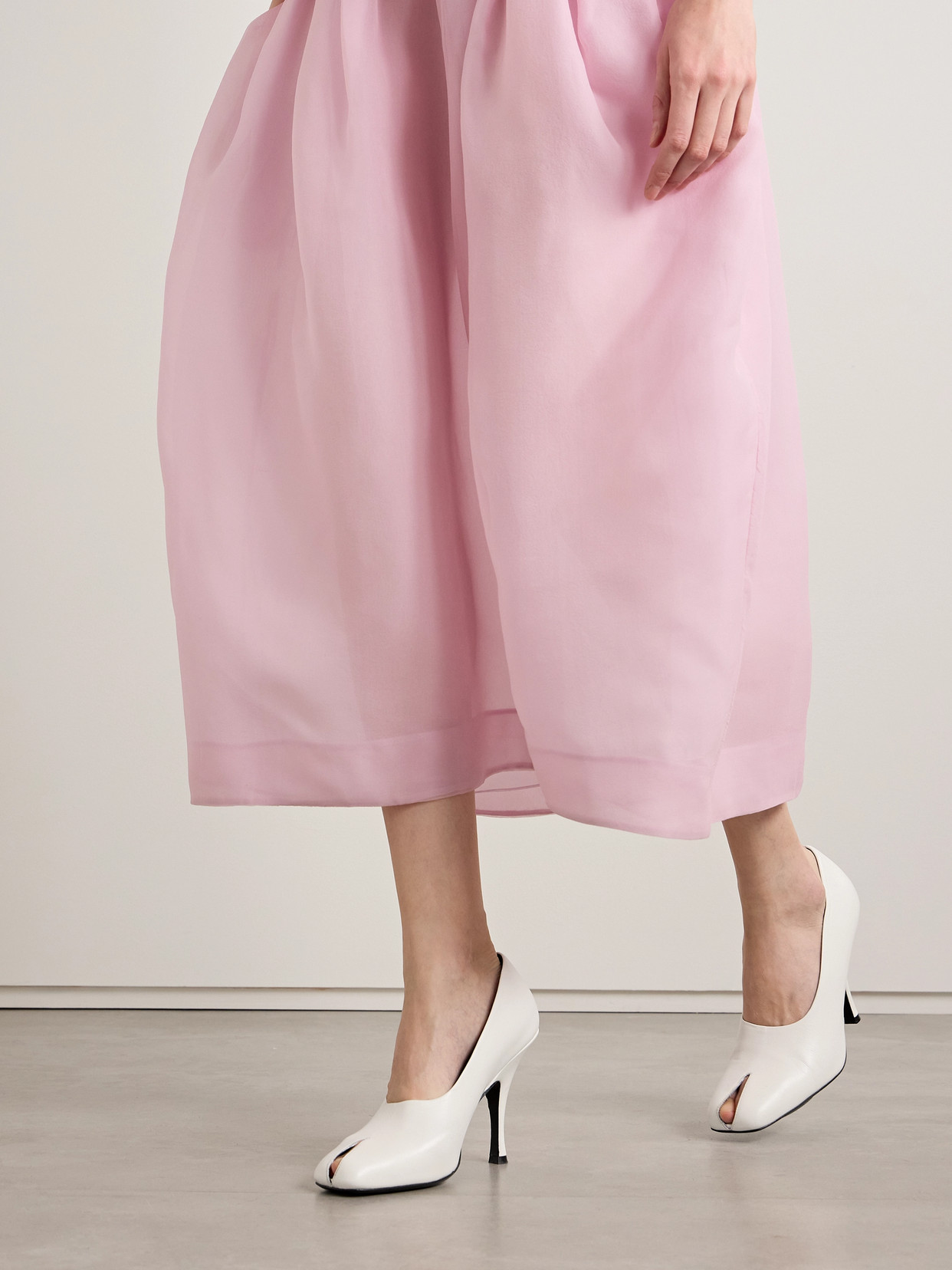 Khaite Eva 100 Peep Toe Pump In White