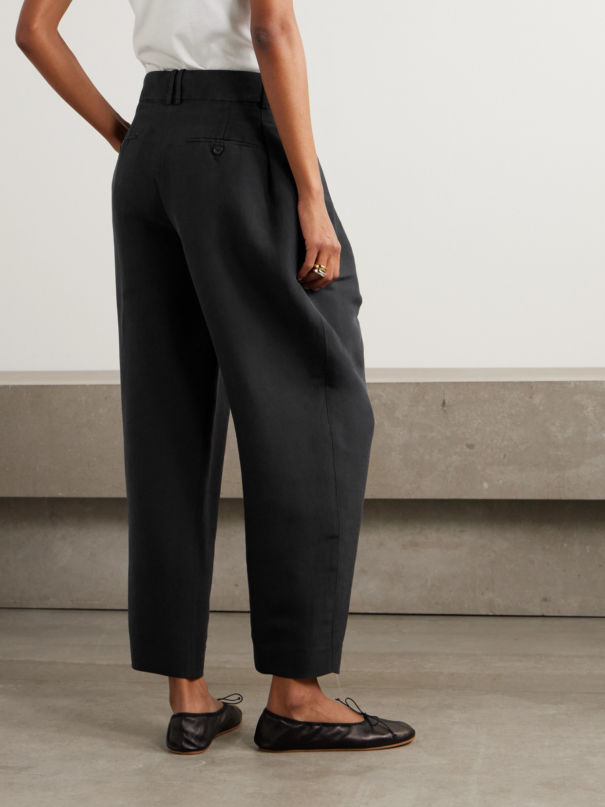 The Row Dyri Pleated Silk-shantung Tapered Pants In Black