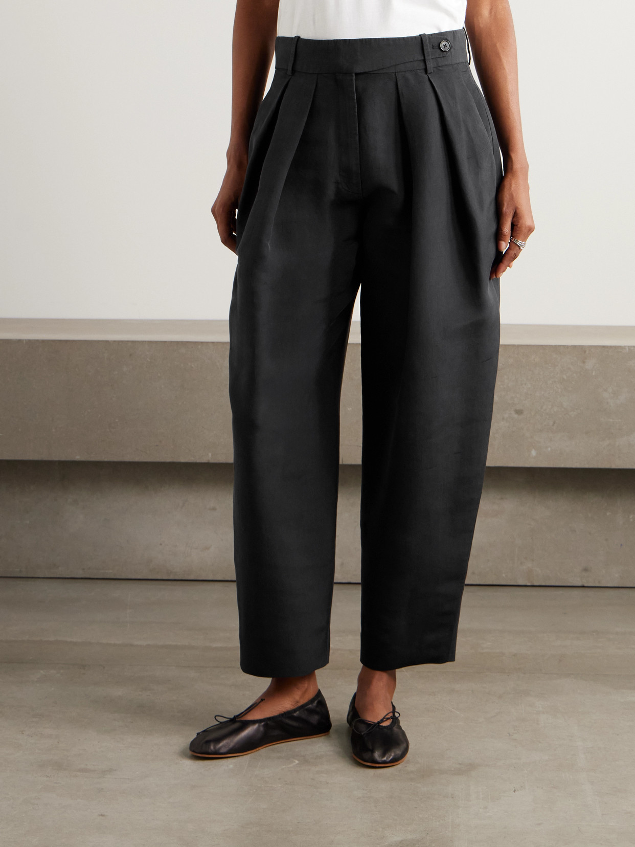 The Row Dyri Pleated Silk-shantung Tapered Pants In Black