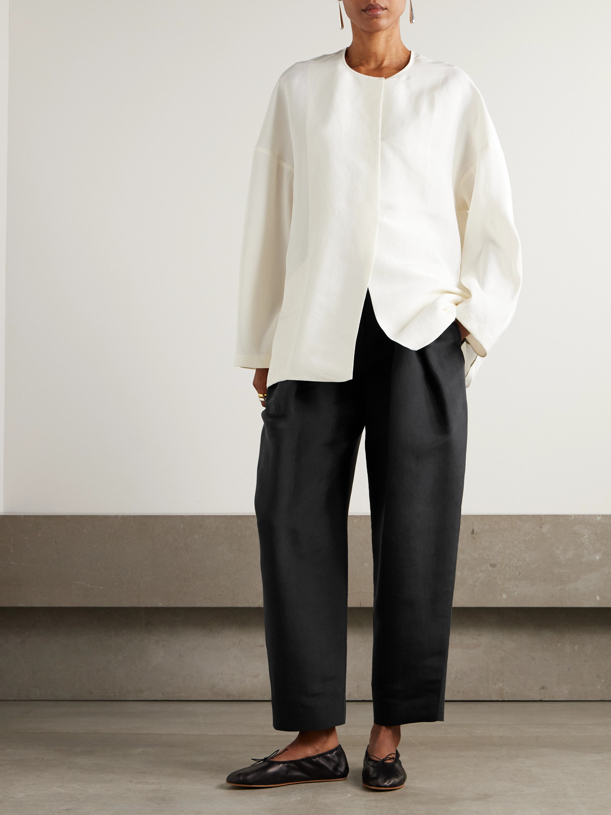The Row Dyri Pleated Silk-shantung Tapered Pants In Black