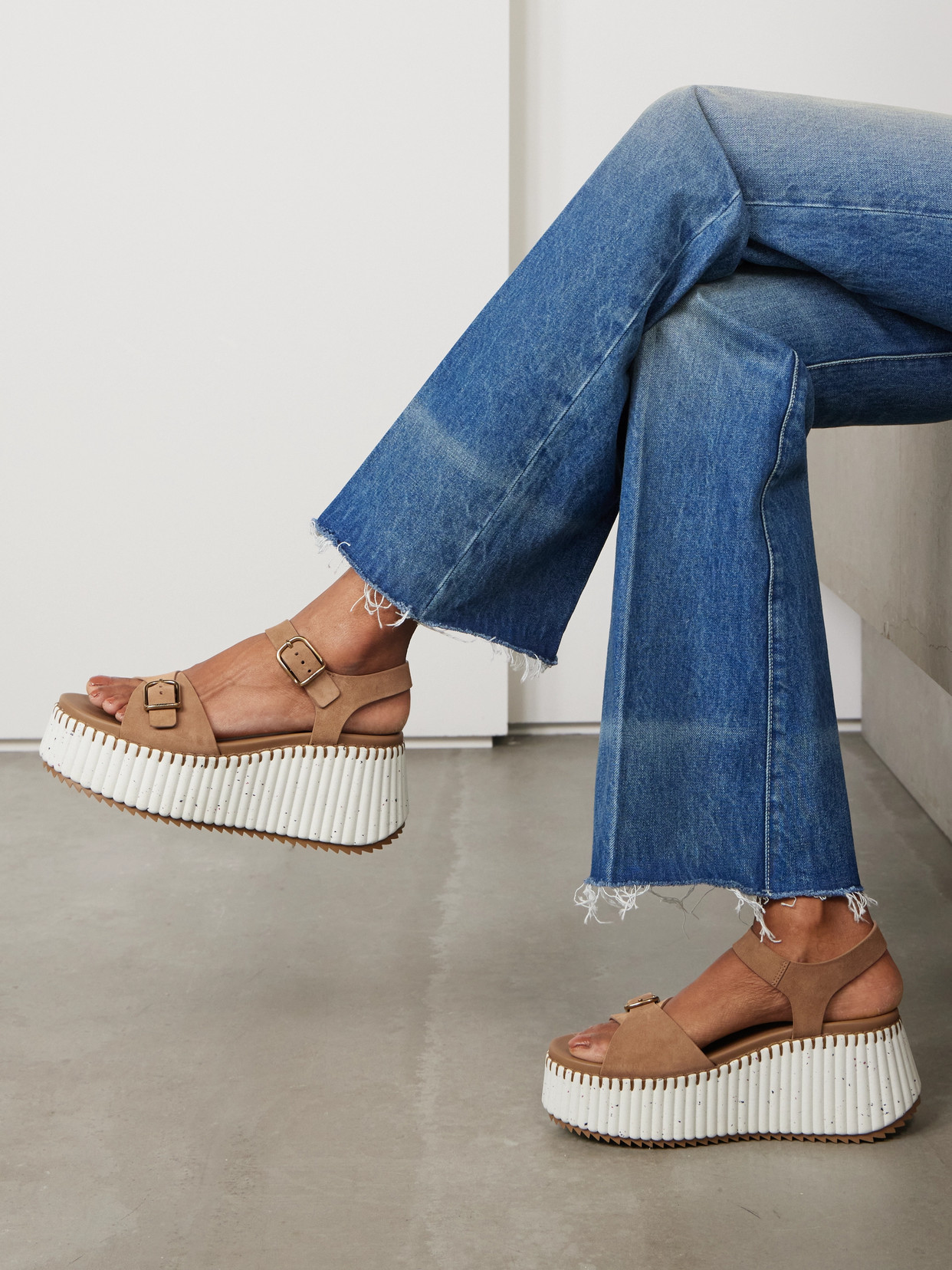 Chloé Platform Sandals With Textured Sole And Round Toe In Brown