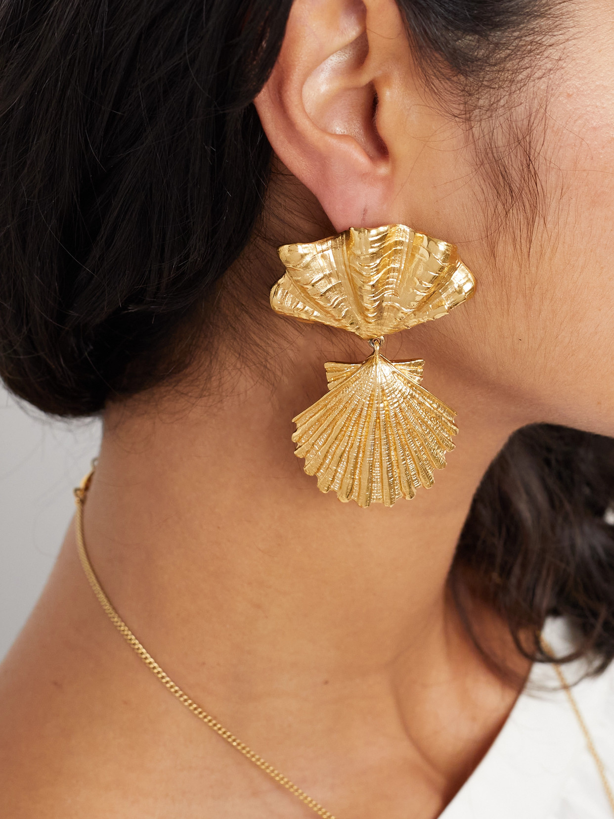 Chloé Shell Design Textured Metal Earrings In Gold