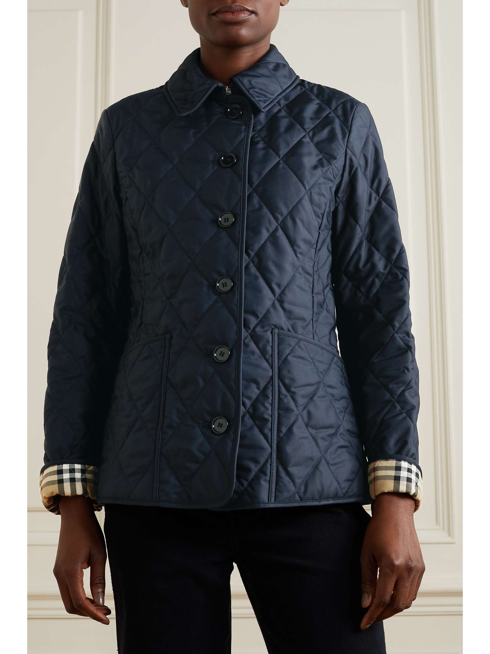 Arriba 69+ imagen how to wear burberry quilted jacket - Abzlocal.mx