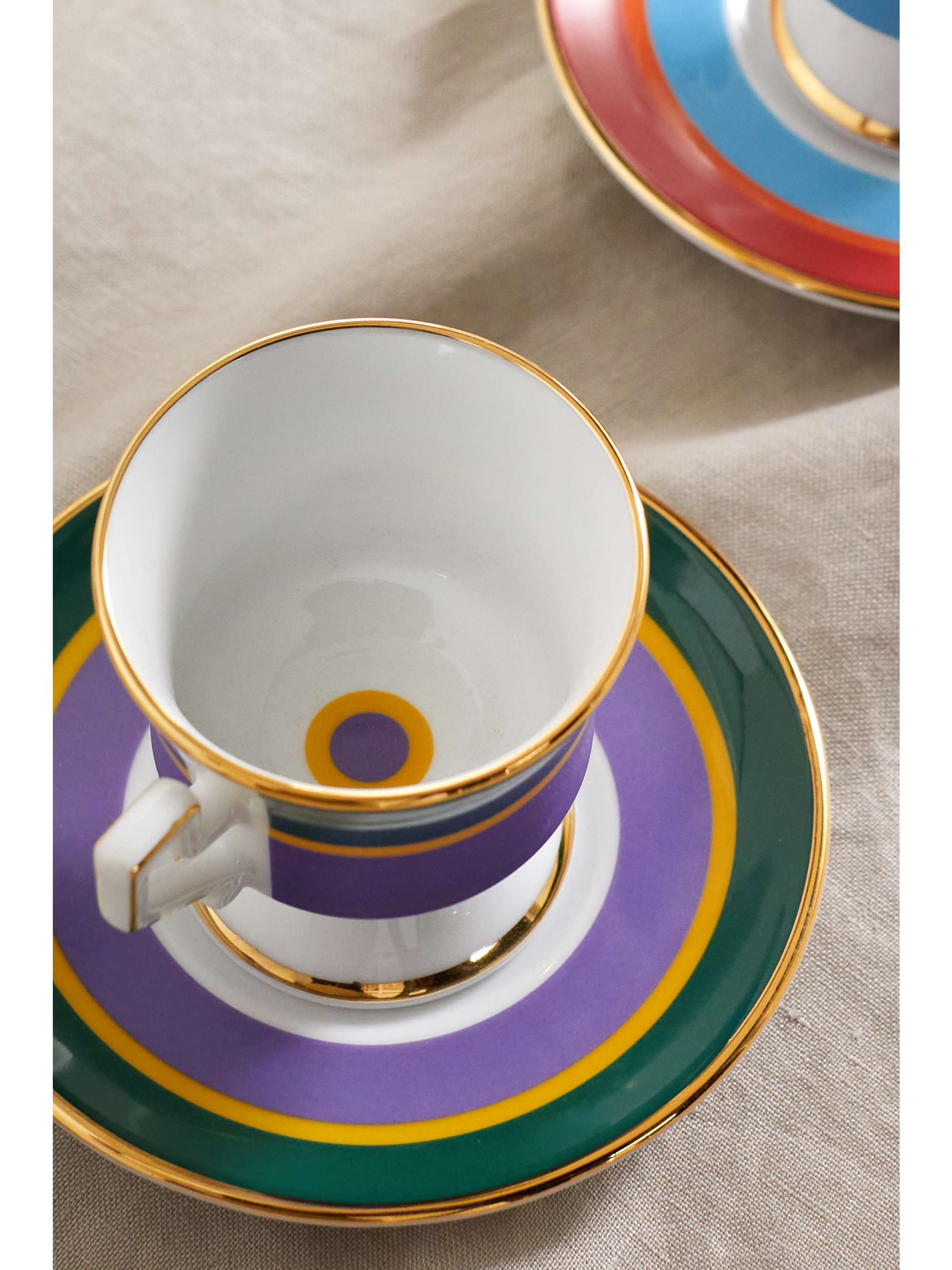 LA DOUBLEJ Set de quatre tasses et soucoupes en porcelaine plaquée or