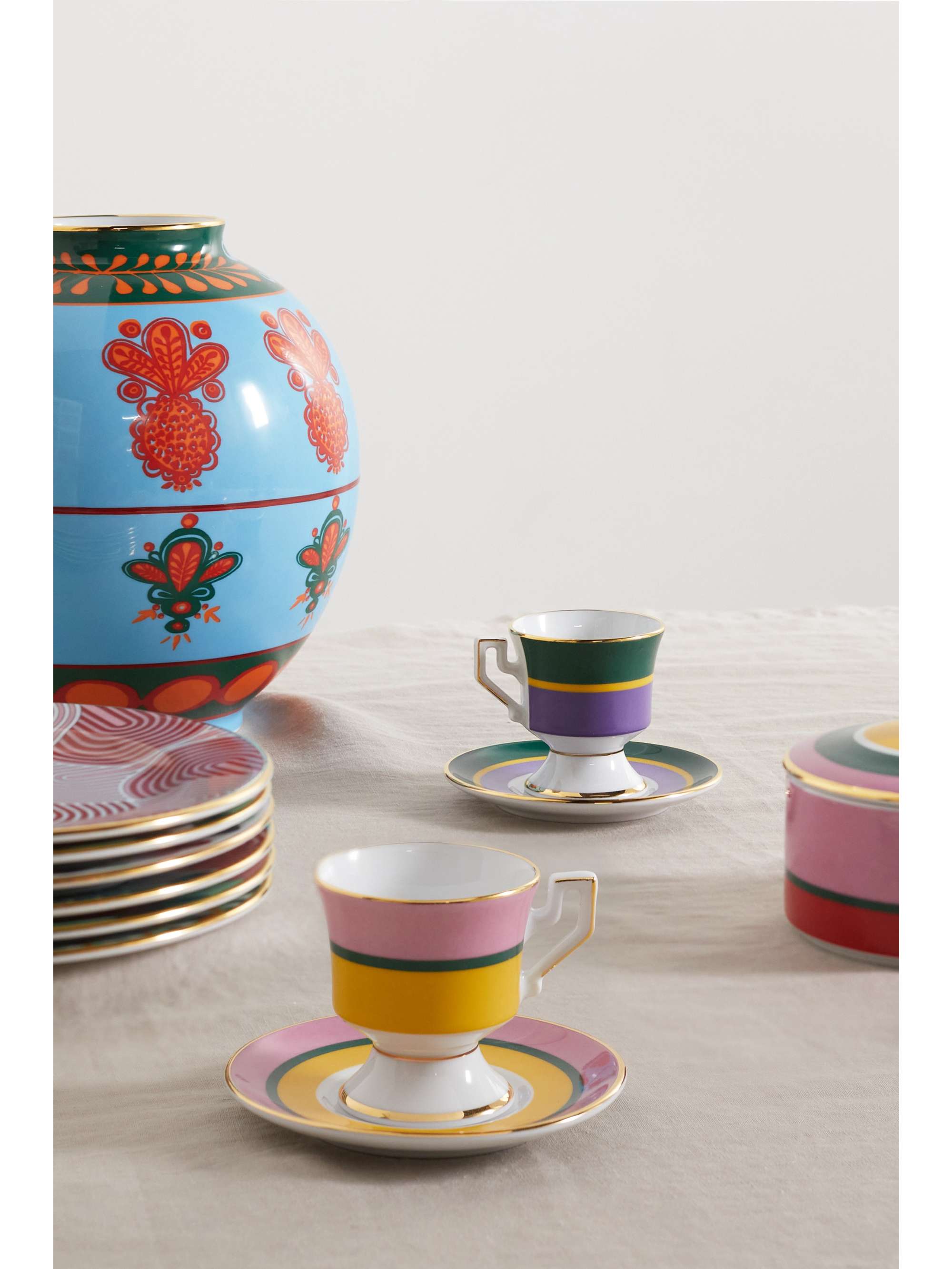 LA DOUBLEJ Set de quatre tasses et soucoupes en porcelaine plaquée or