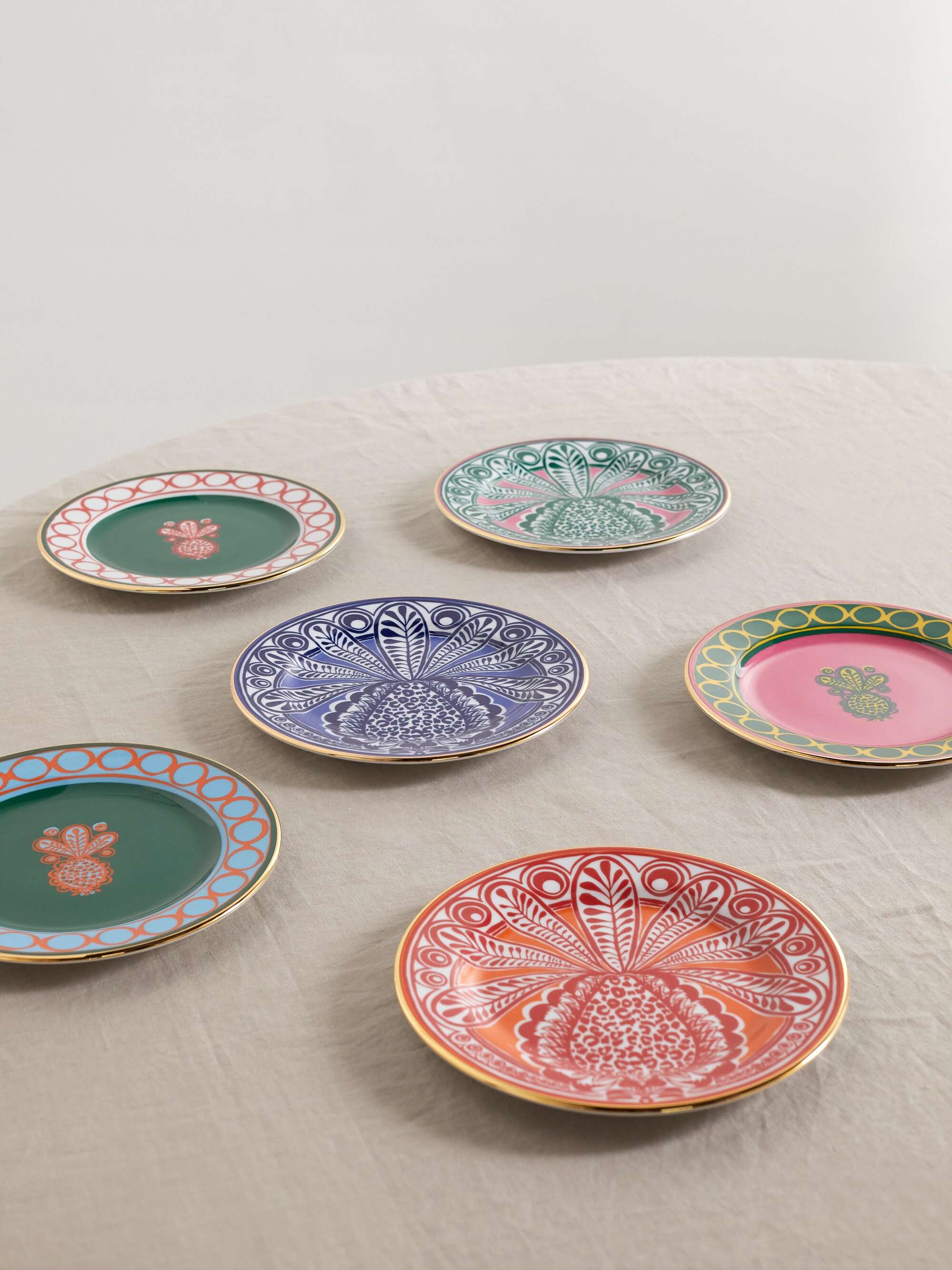 Set of six gold-plated porcelain dessert plates