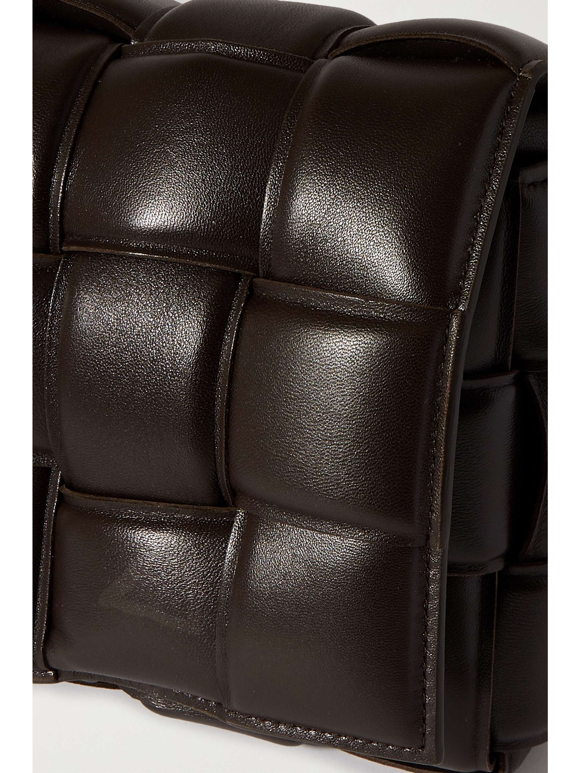 BOTTEGA VENETA Cassette gepolsterte Schultertasche aus changierendem Intrecciato-Leder
