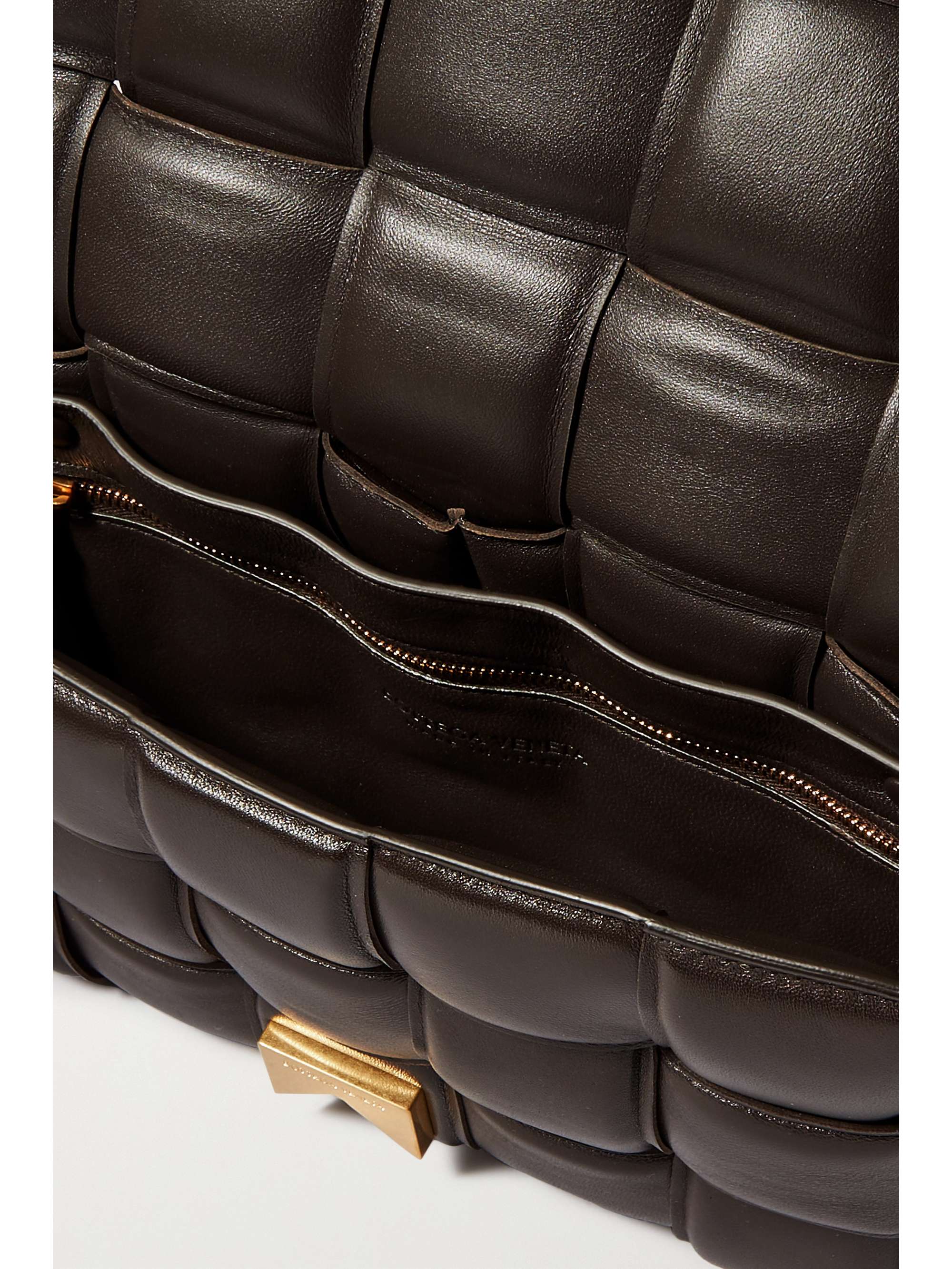 BOTTEGA VENETA Cassette gepolsterte Schultertasche aus changierendem Intrecciato-Leder