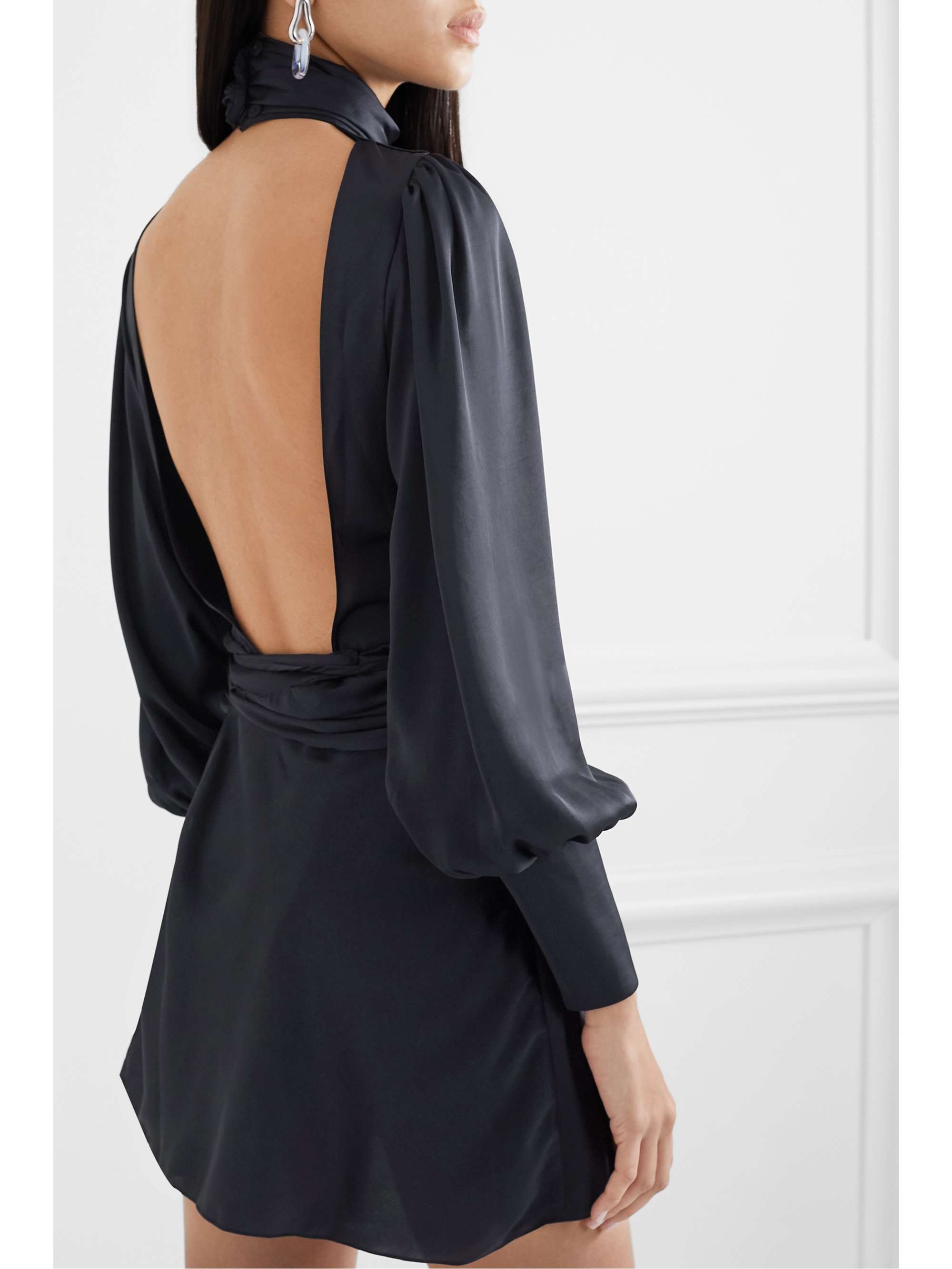 ORSEUND IRIS Mini-robe portefeuille dos ouvert en satin à fronces et à découpe Night Out