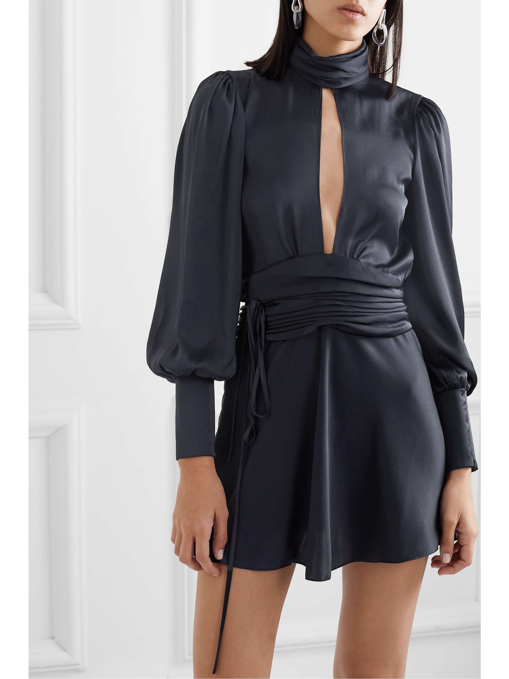 ORSEUND IRIS Mini-robe portefeuille dos ouvert en satin à fronces et à découpe Night Out