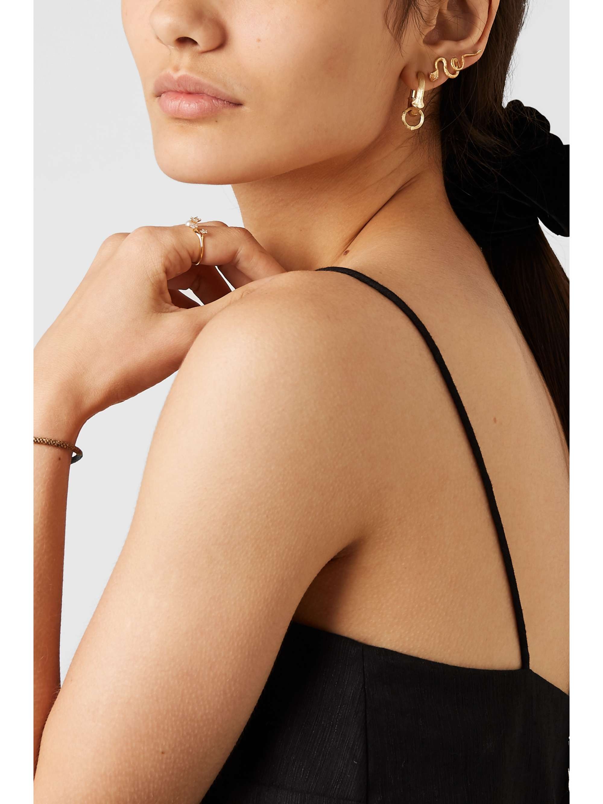 OLE LYNGGAARD COPENHAGEN Nature small 18-karat gold single hoop earring