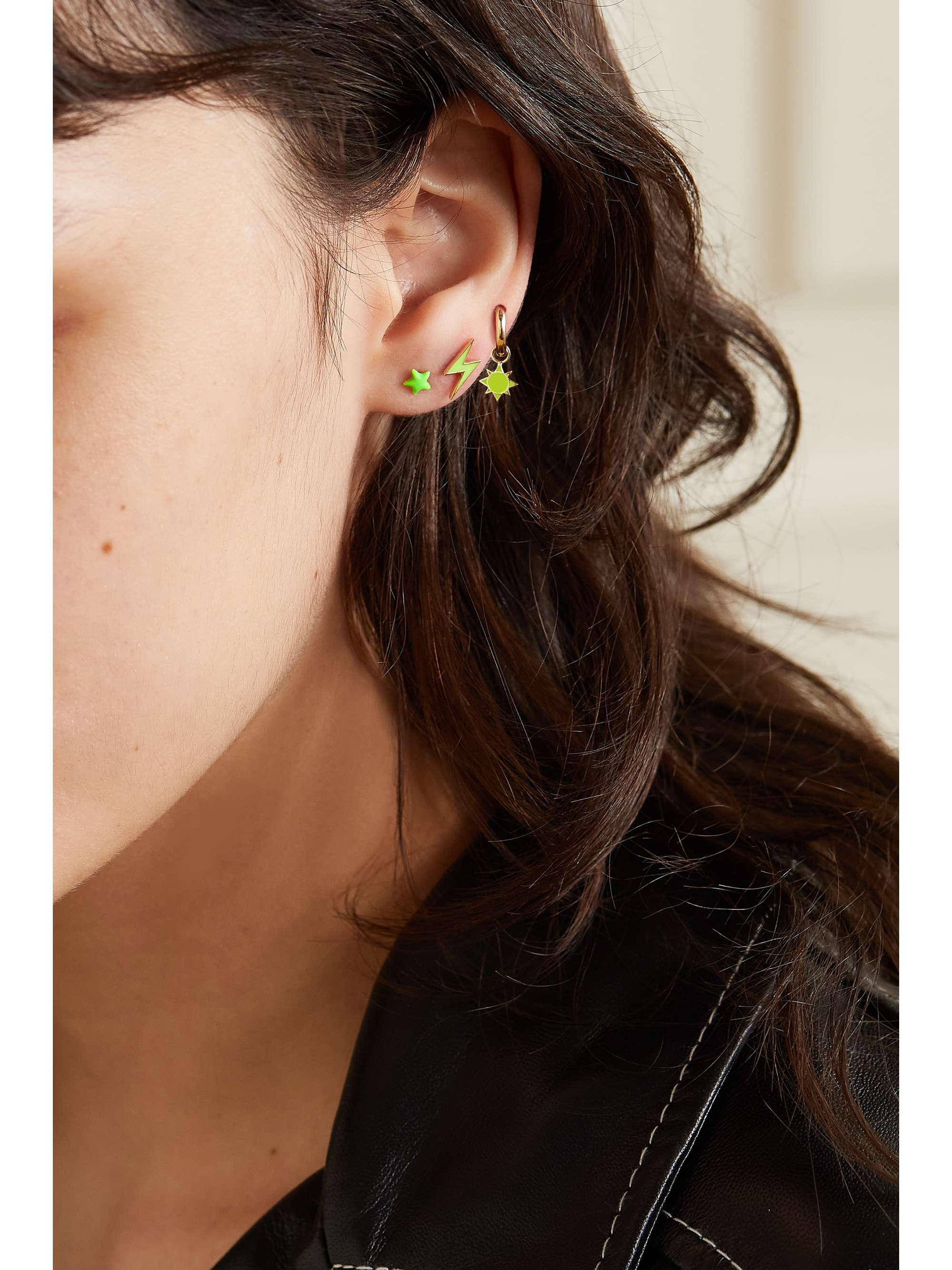 ALISON LOU Boucle d'oreille unique en or 14 carats (585/1000) et émail Tiny Star