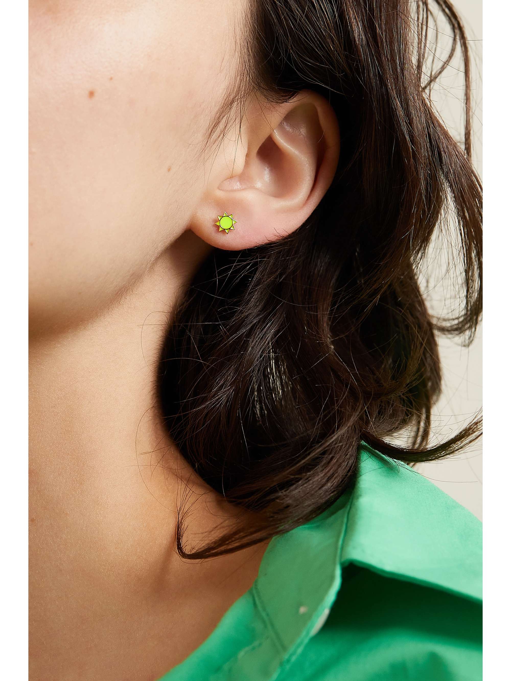 ALISON LOU Boucle d'oreille unique en or 14 carats (585/1000) et émail Sun