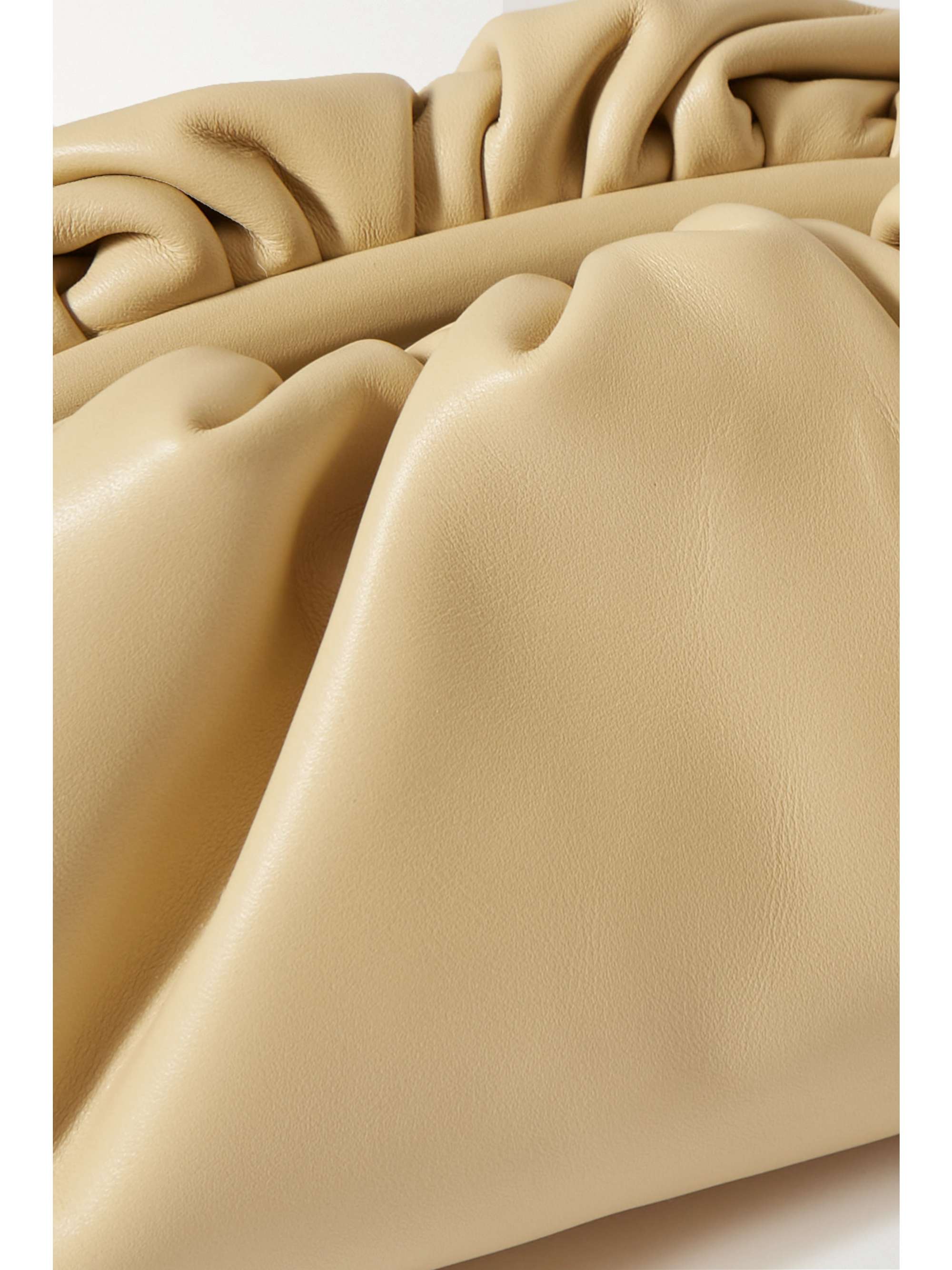 BOTTEGA VENETA Pochette en cuir à fronces The Pouch Small