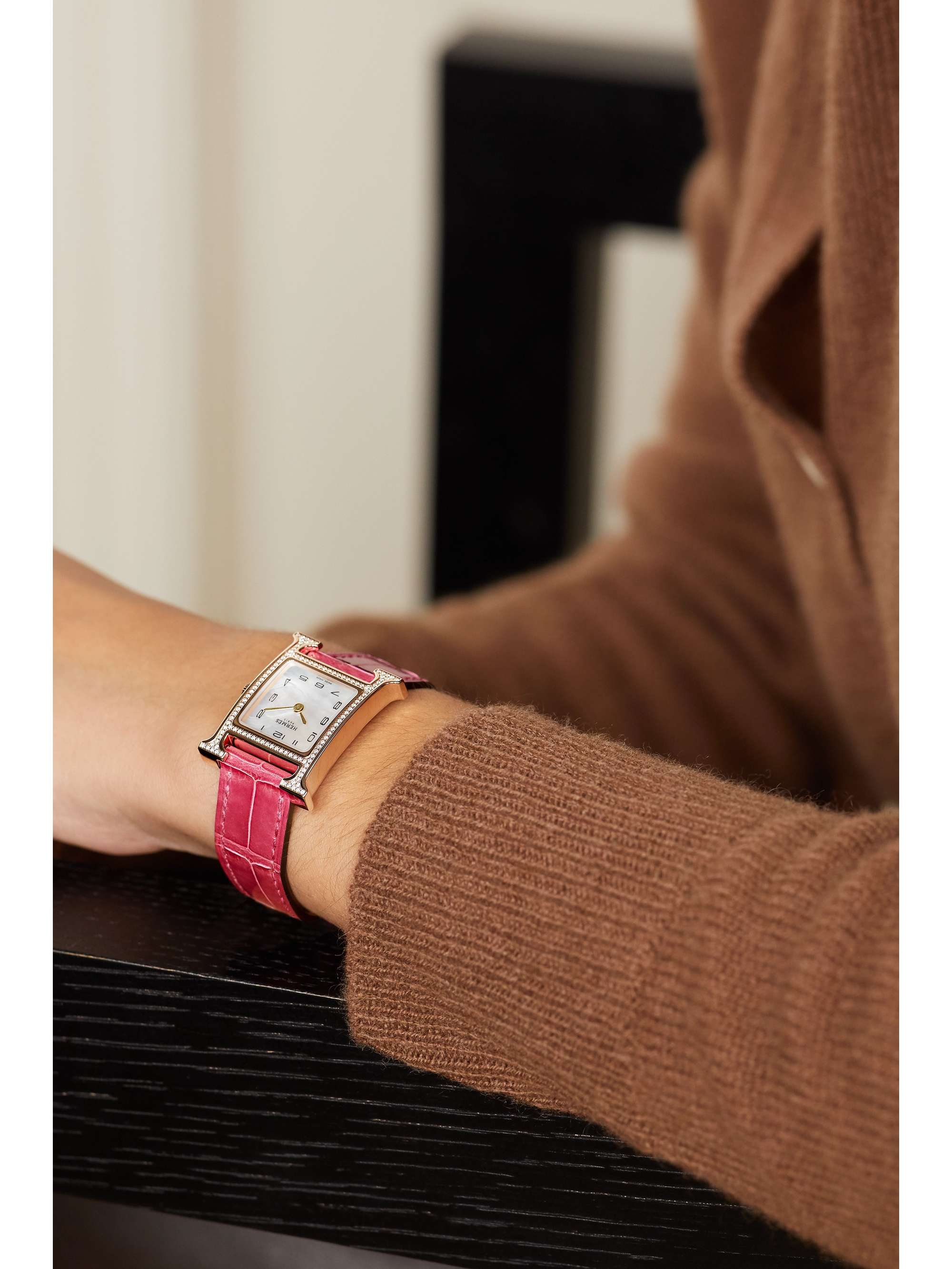 HERMÈS TIMEPIECES Montre en or rose 18 carats (750/1000), nacre et diamants à bracelet en alligator Heure H Small, 25 mm