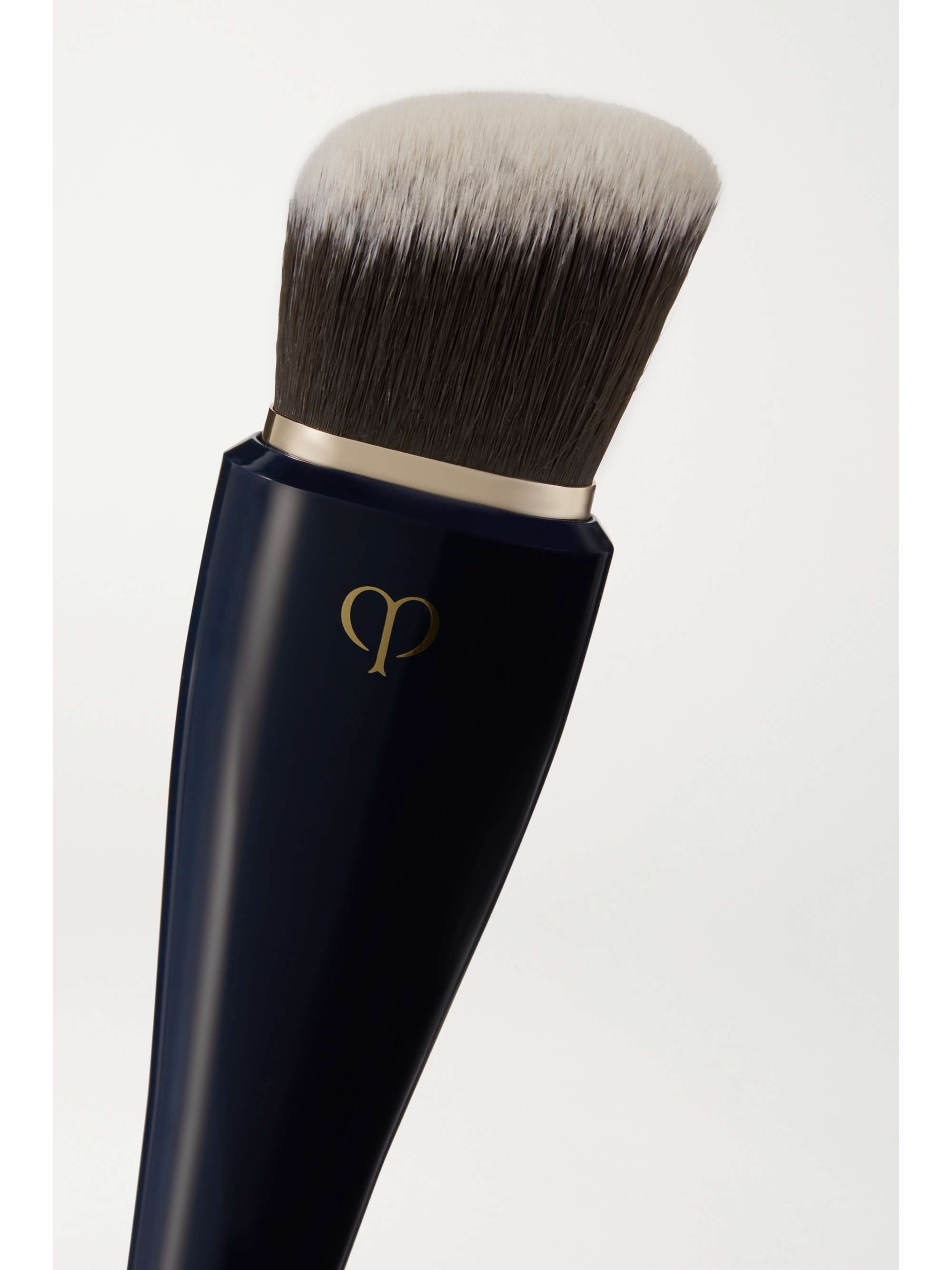 CLÉ DE PEAU BEAUTÉ High Coverage Foundation Brush NETAPORTER