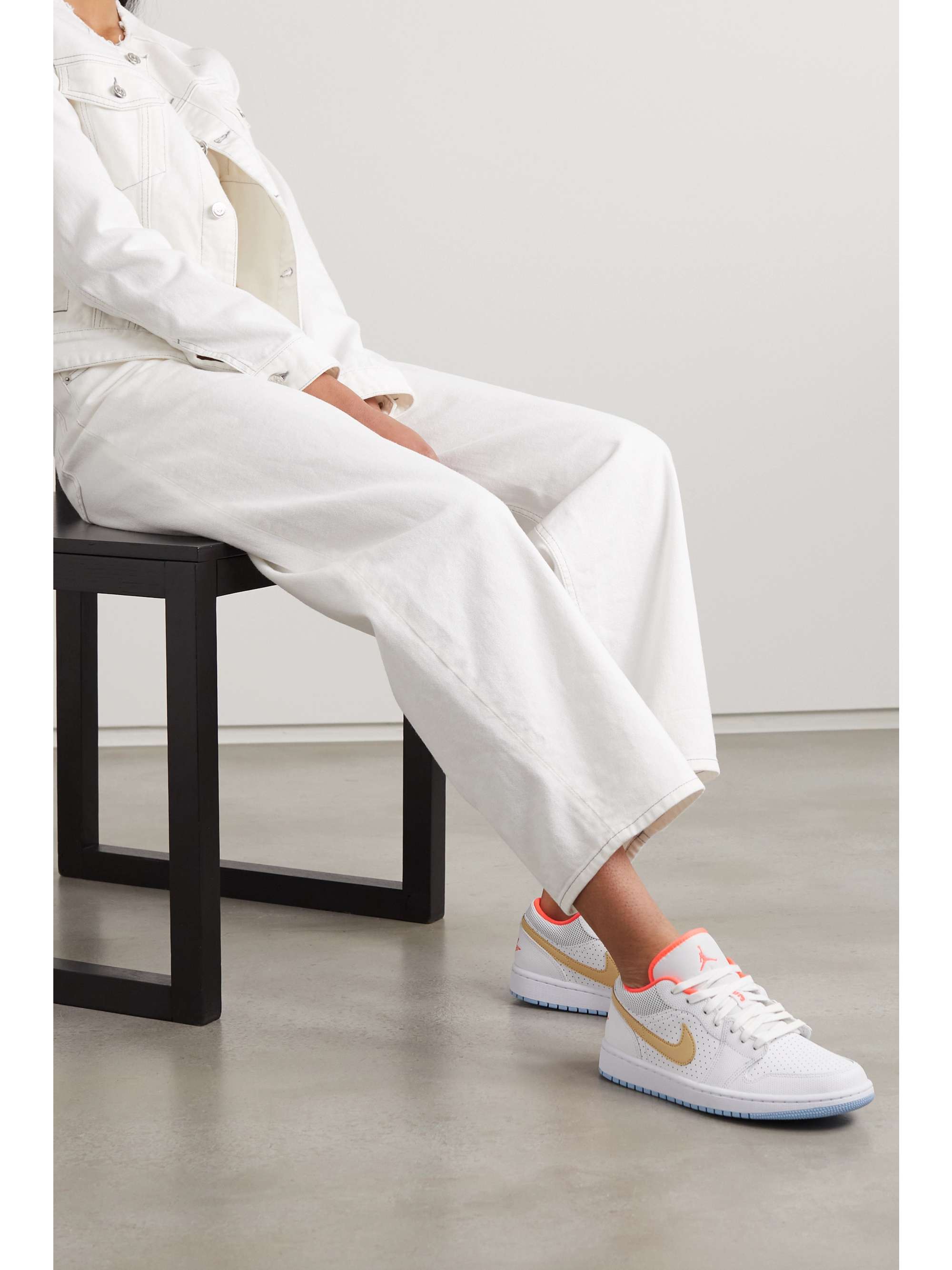 أبيض حذاء سنيكرز Air Jordan 1 Low SE من الجلد المخرم | NIKE | NET-A-PORTER