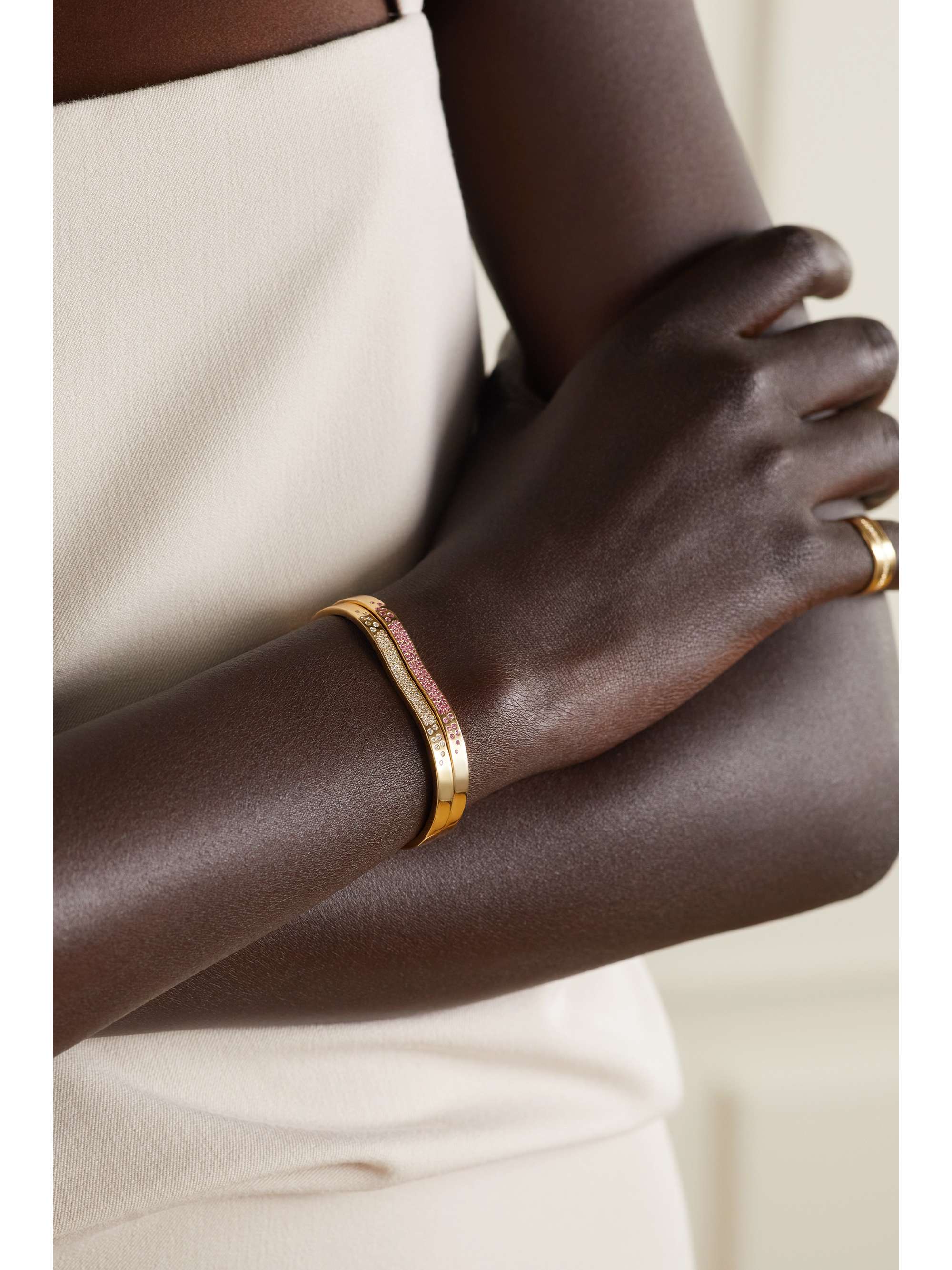 ALMASIKA Berceau 18-karat gold sapphire cuff