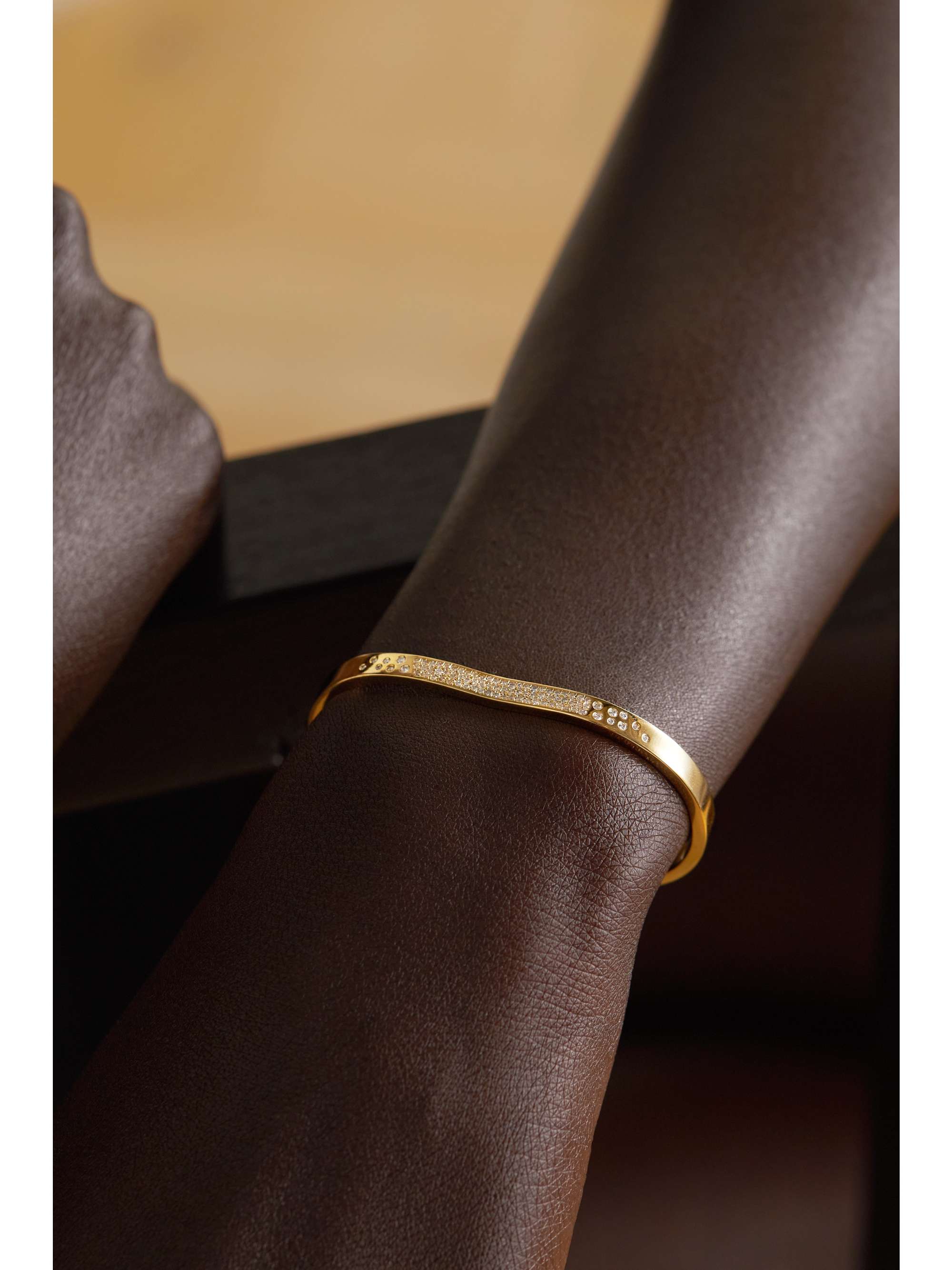 ALMASIKA Berceau 18-karat gold diamond cuff