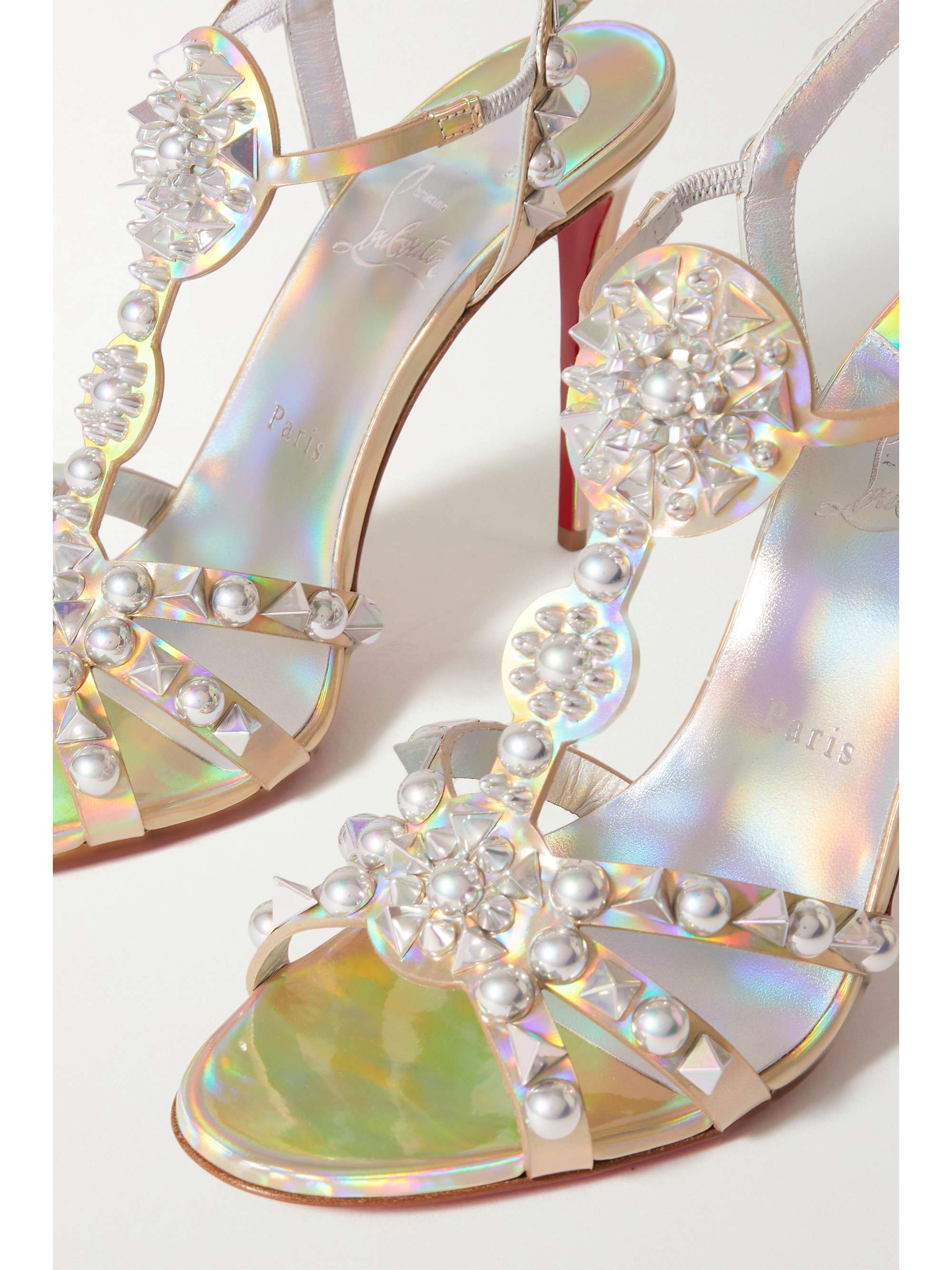 CHRISTIAN LOUBOUTIN صندل Goldora من جلد لامع مزيّن بدبابيس معدنية مع كعب بارتفاع 100 مم