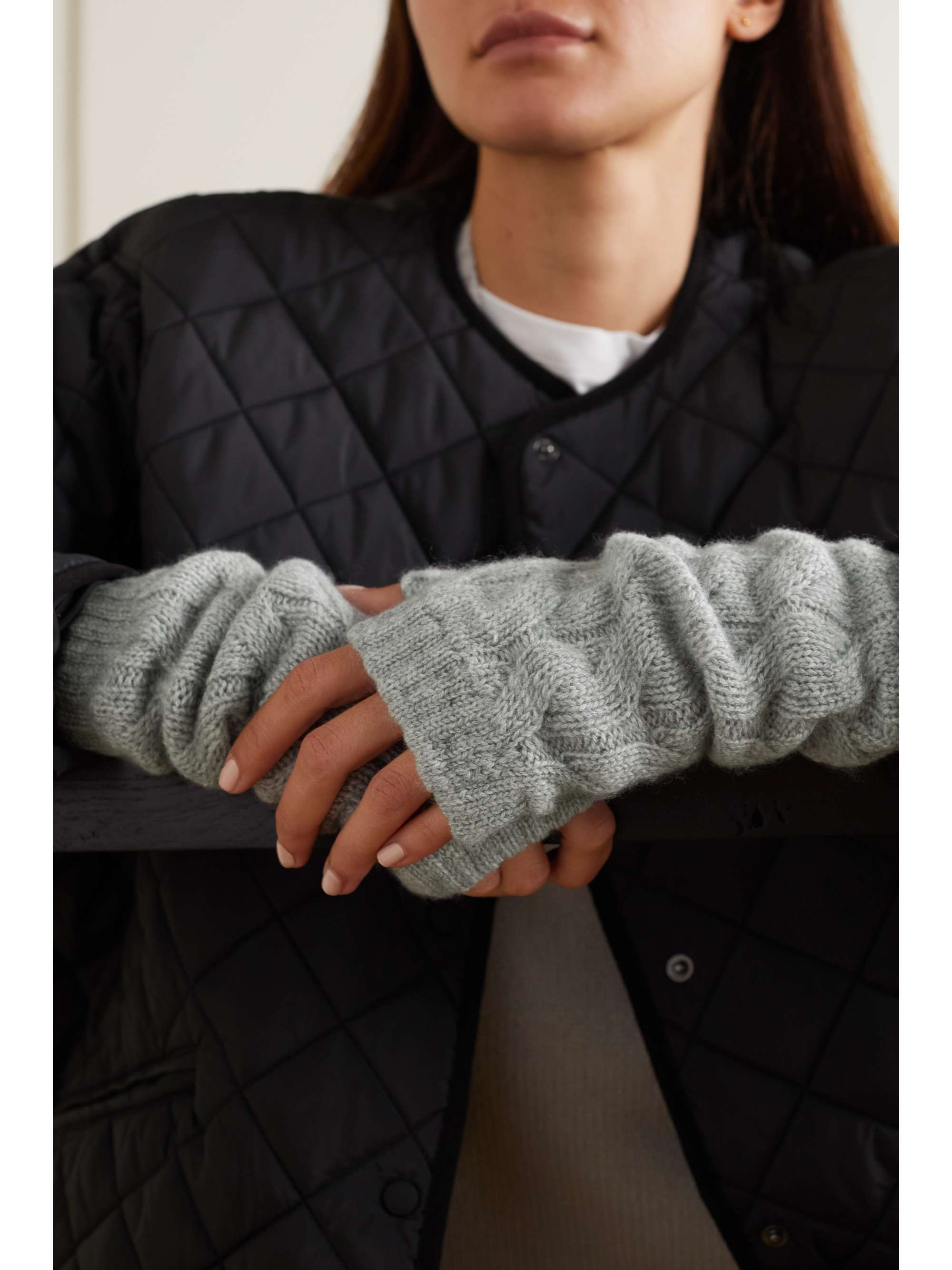 JOHNSTONS OF ELGIN + NET SUSTAIN cable-knit cashmere wrist warmer