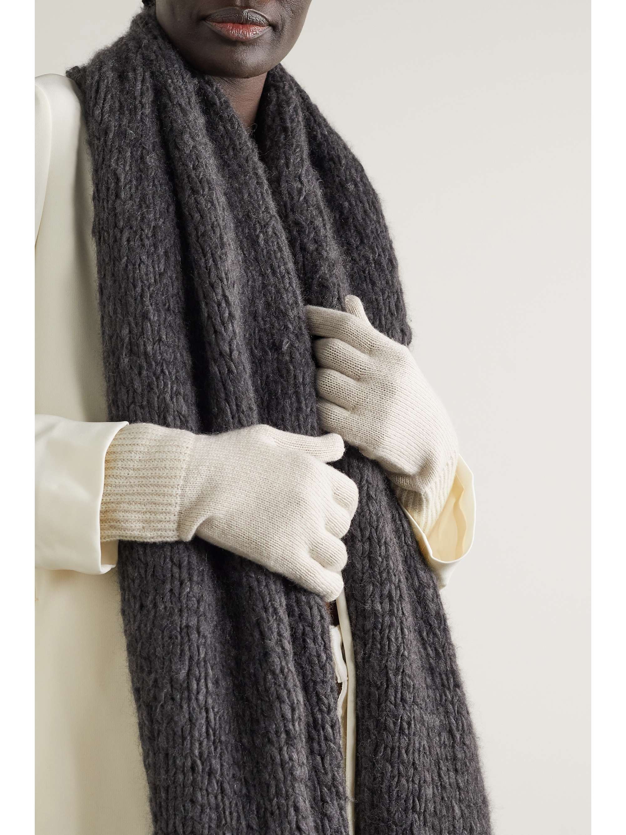 THE ROW Halita ribbed cashmere gloves