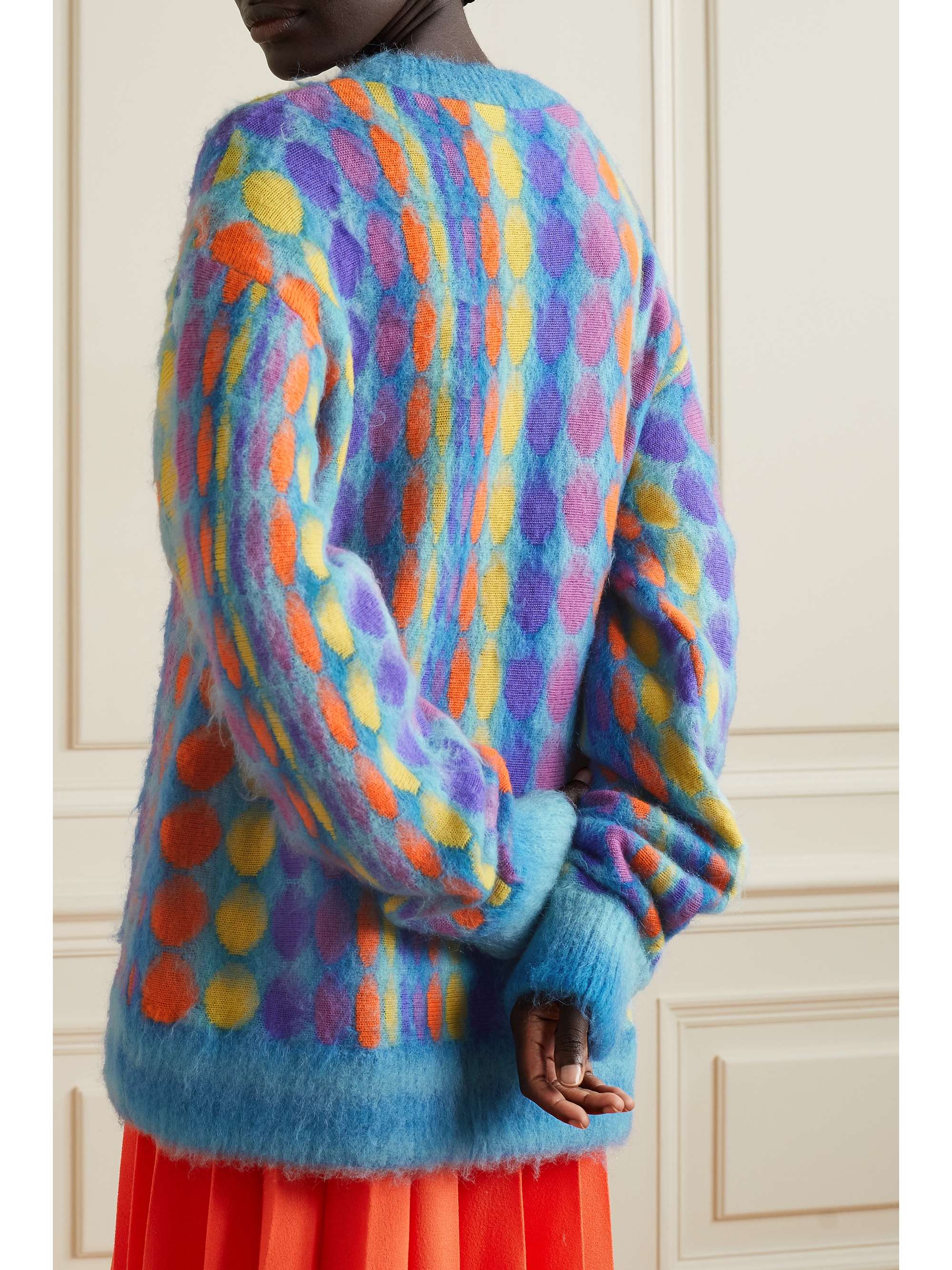Áo len oversized của Christopher John Rogers - áo len giúp bạn bừng sáng