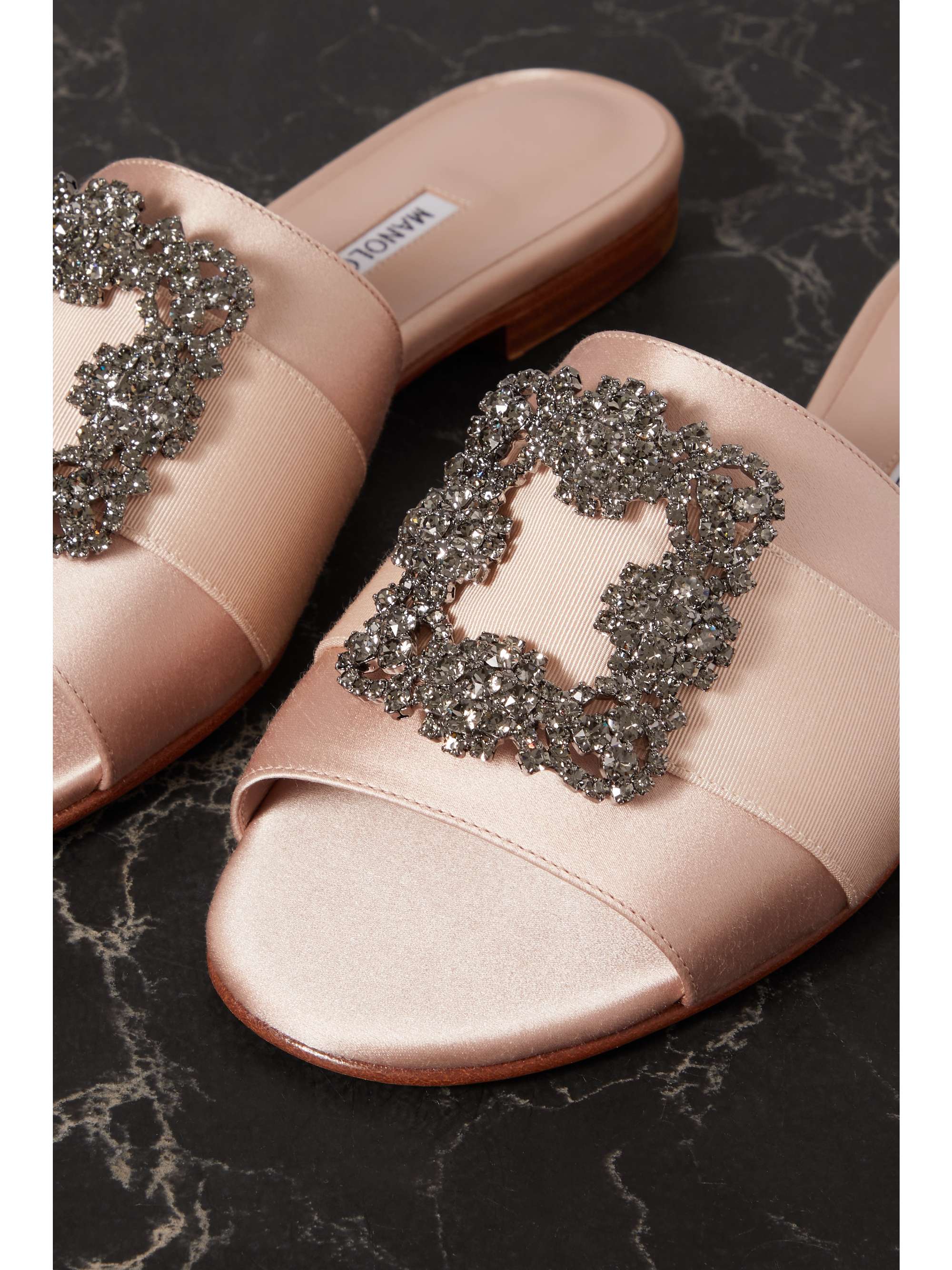 MANOLO BLAHNIK Martamod Pantoletten aus Satin und Ripsband mit Verzierung