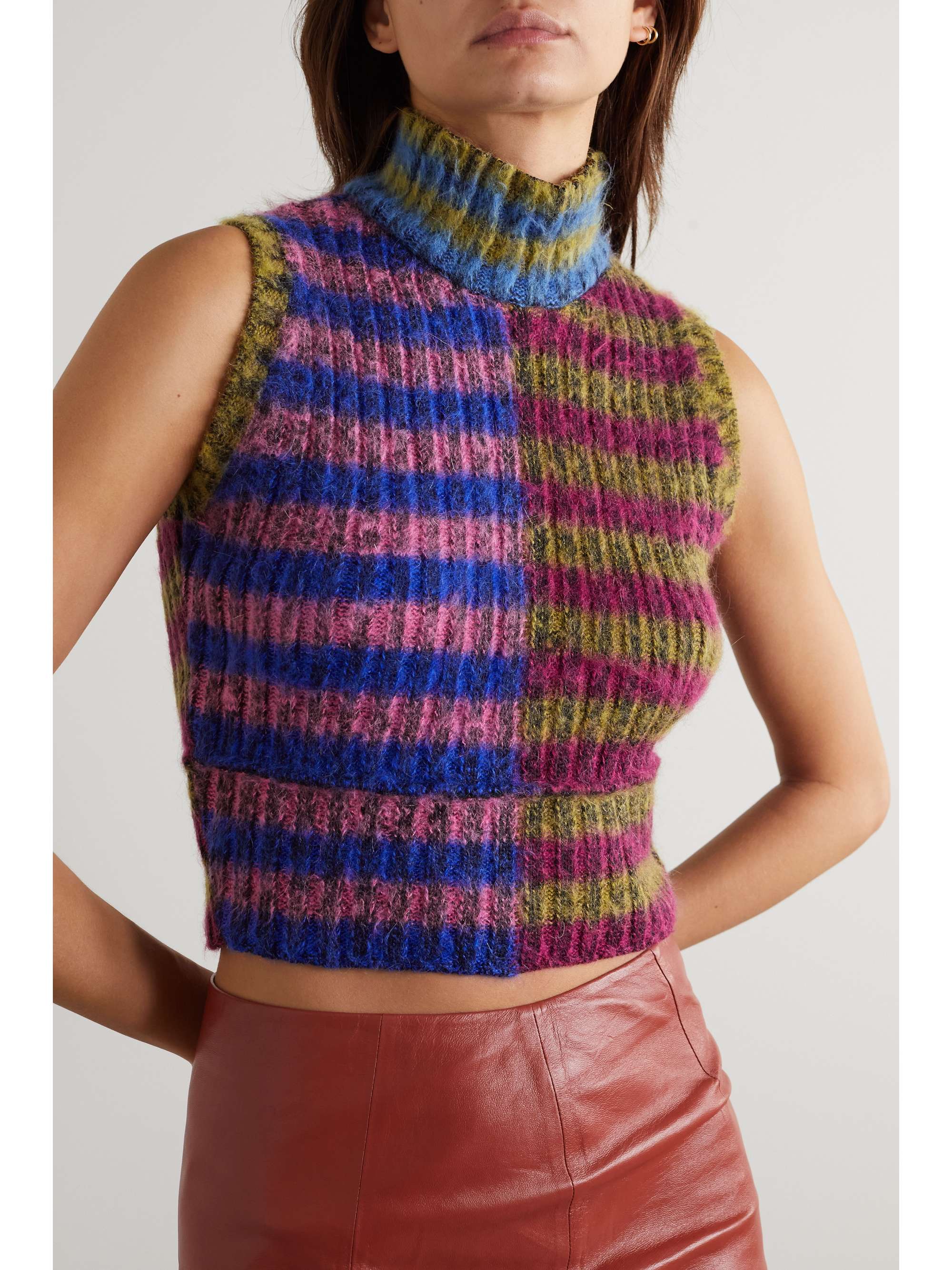 AGR Verkürzter ärmelloser Pullover aus einer gestreiften gebürsteten Baumwollmischung mit Stehkragen