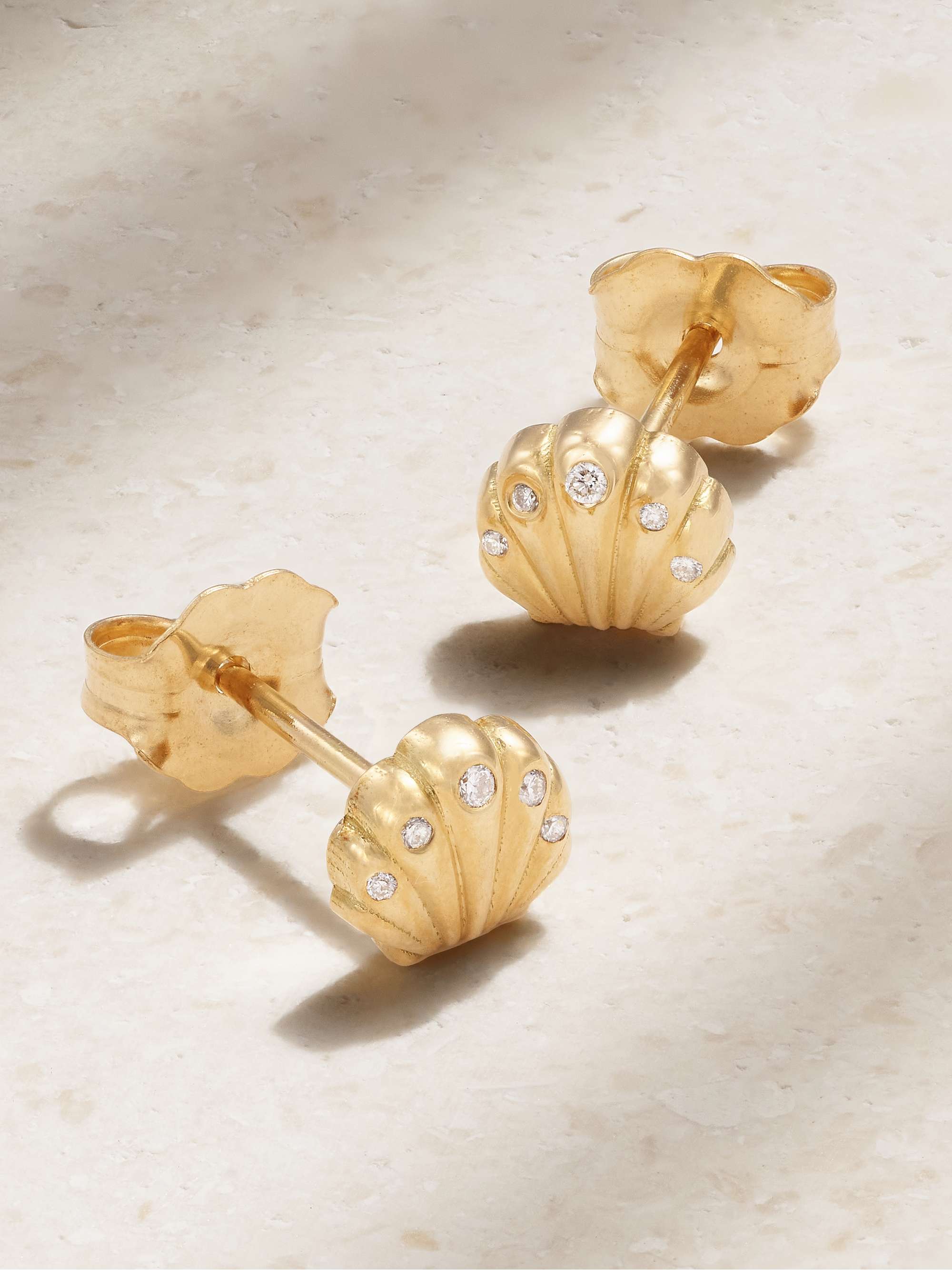 BRENT NEALE أقراط Tiny Shell من الذهب عيار 18 قيراط والألماس