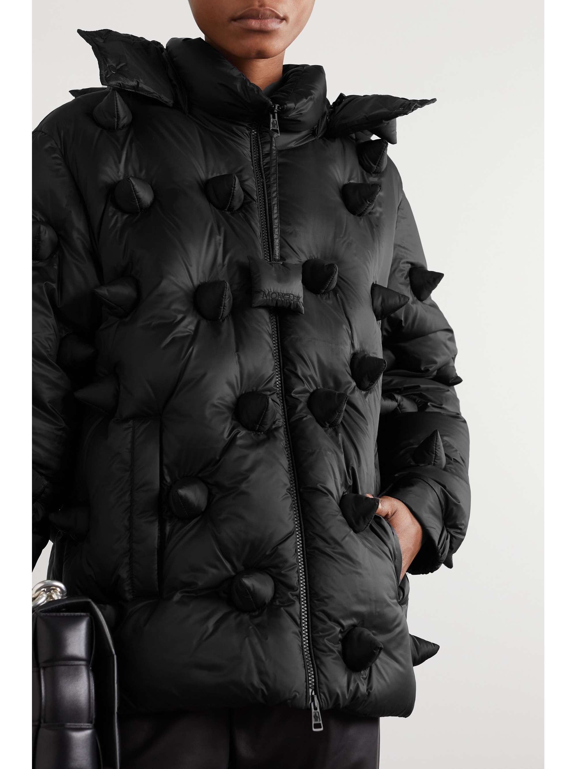 MONCLER GENIUS x 1 JW Anderson “Hatfield” 锥形坠饰绗缝软壳面料连帽羽绒外套