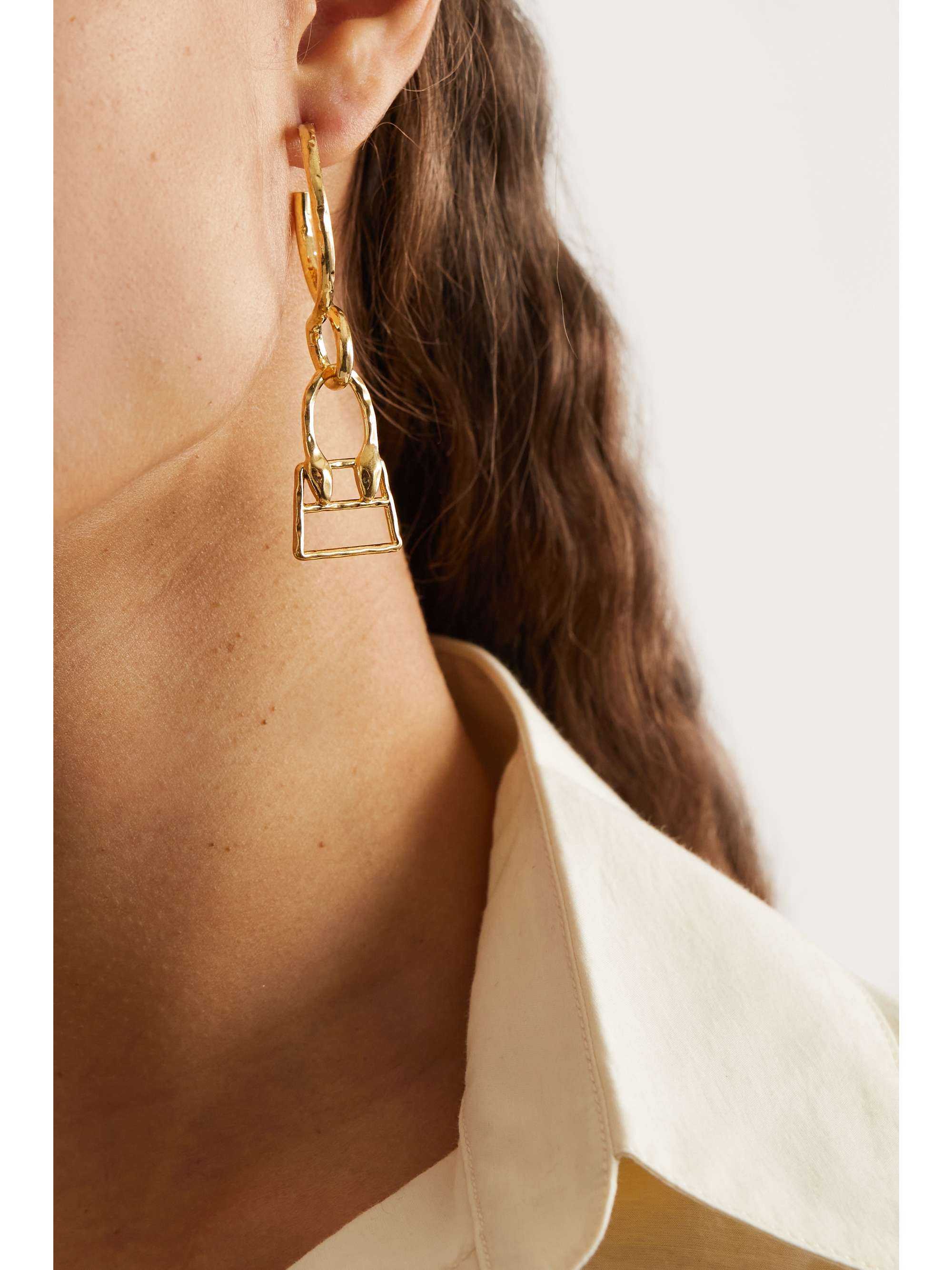 JACQUEMUS Chiquita goldfarbene gehämmerte Creolen