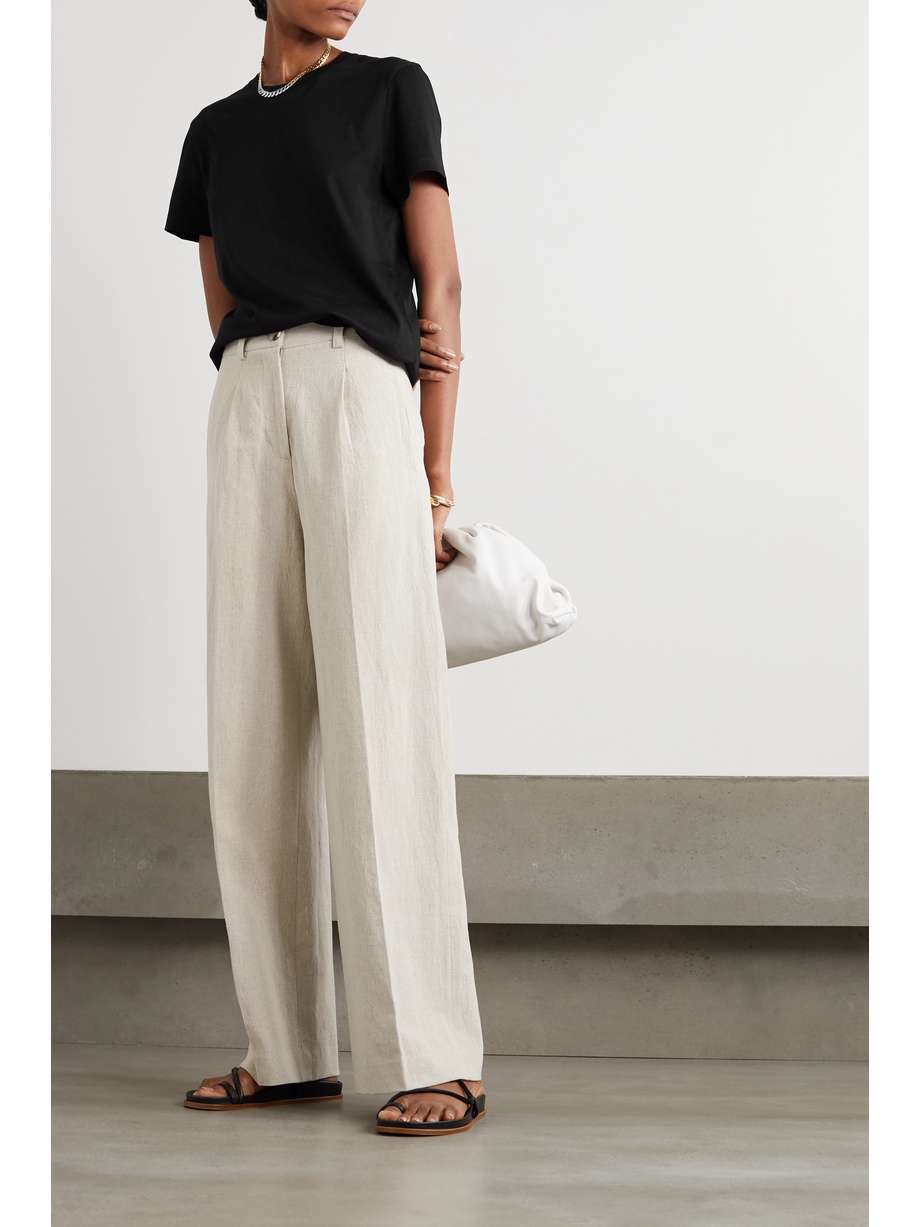 Relaxed black t-shirt outfit